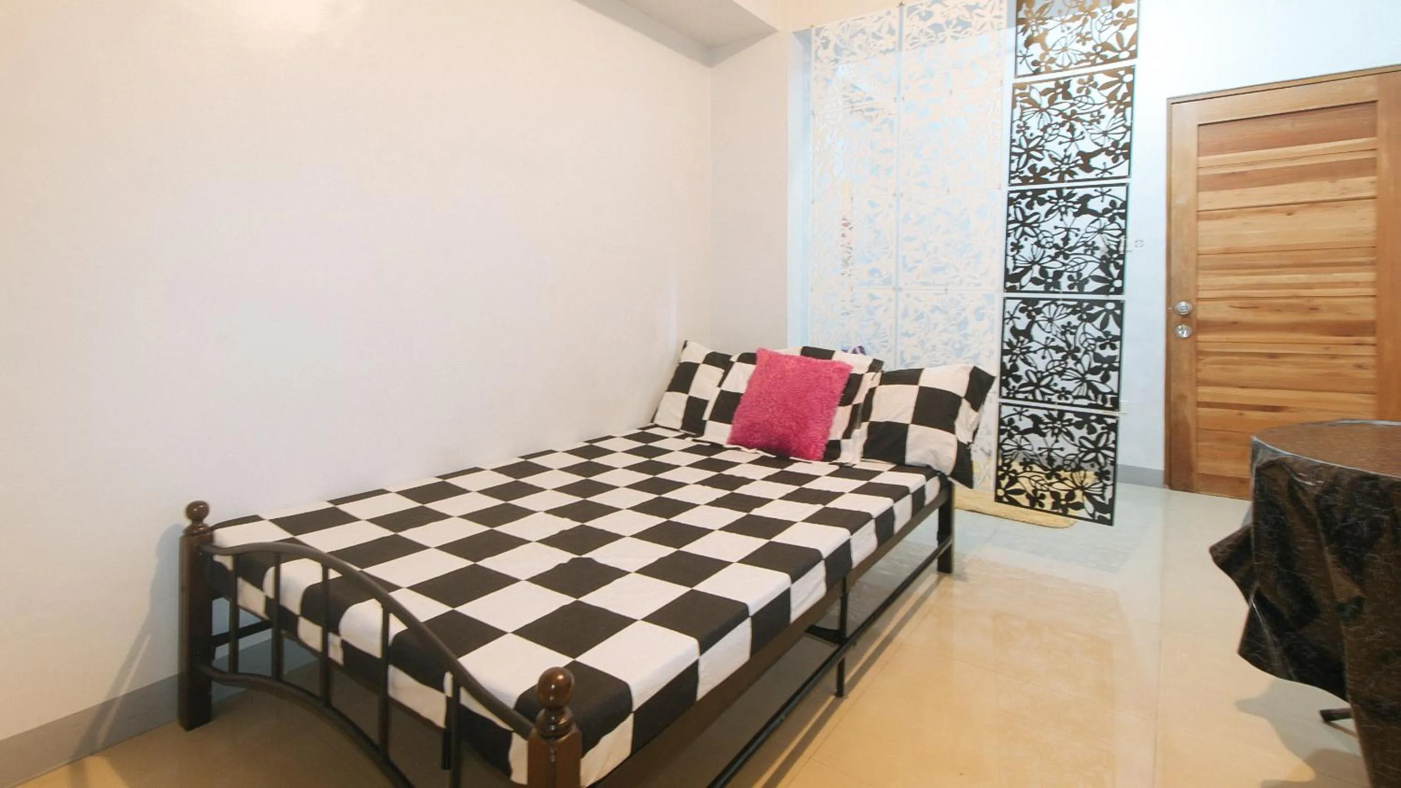 Bed in Budget Backpackers Transient House near NAIA by RedDoorz