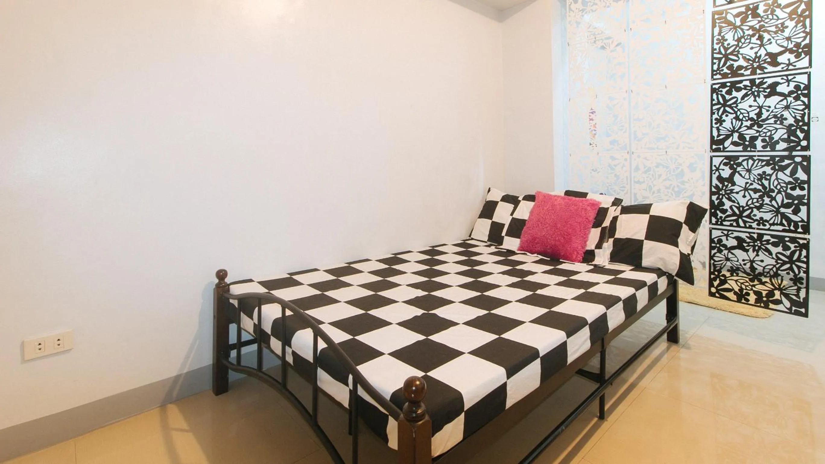 Bed in Budget Backpackers Transient House near NAIA by RedDoorz