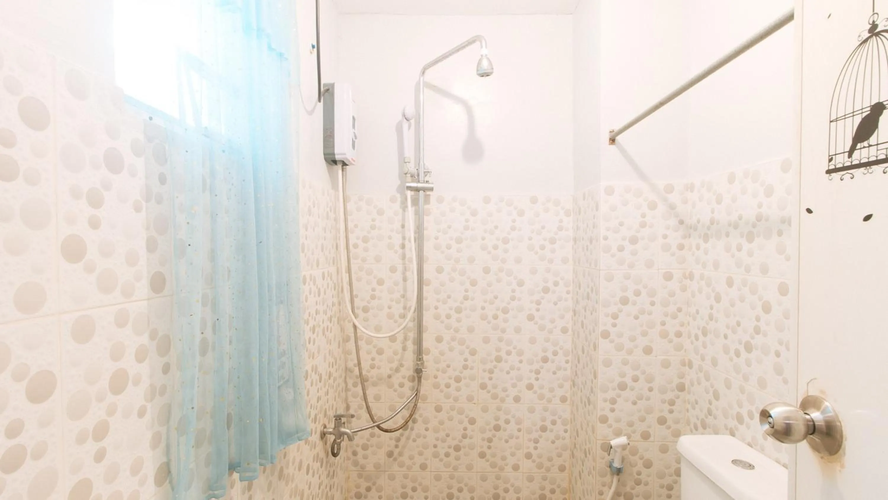 Shower in Budget Backpackers Transient House near NAIA by RedDoorz