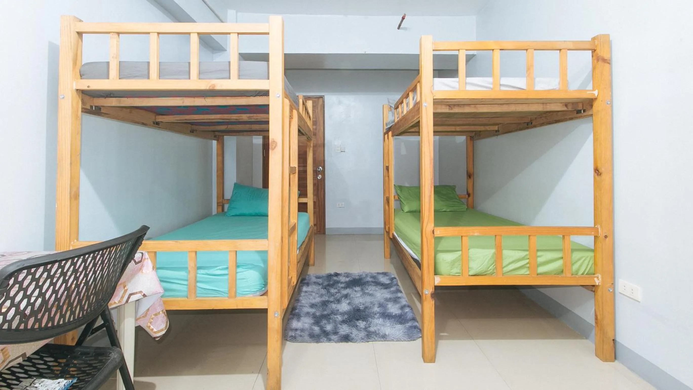 Quadruple Room in Budget Backpackers Transient House near NAIA by RedDoorz