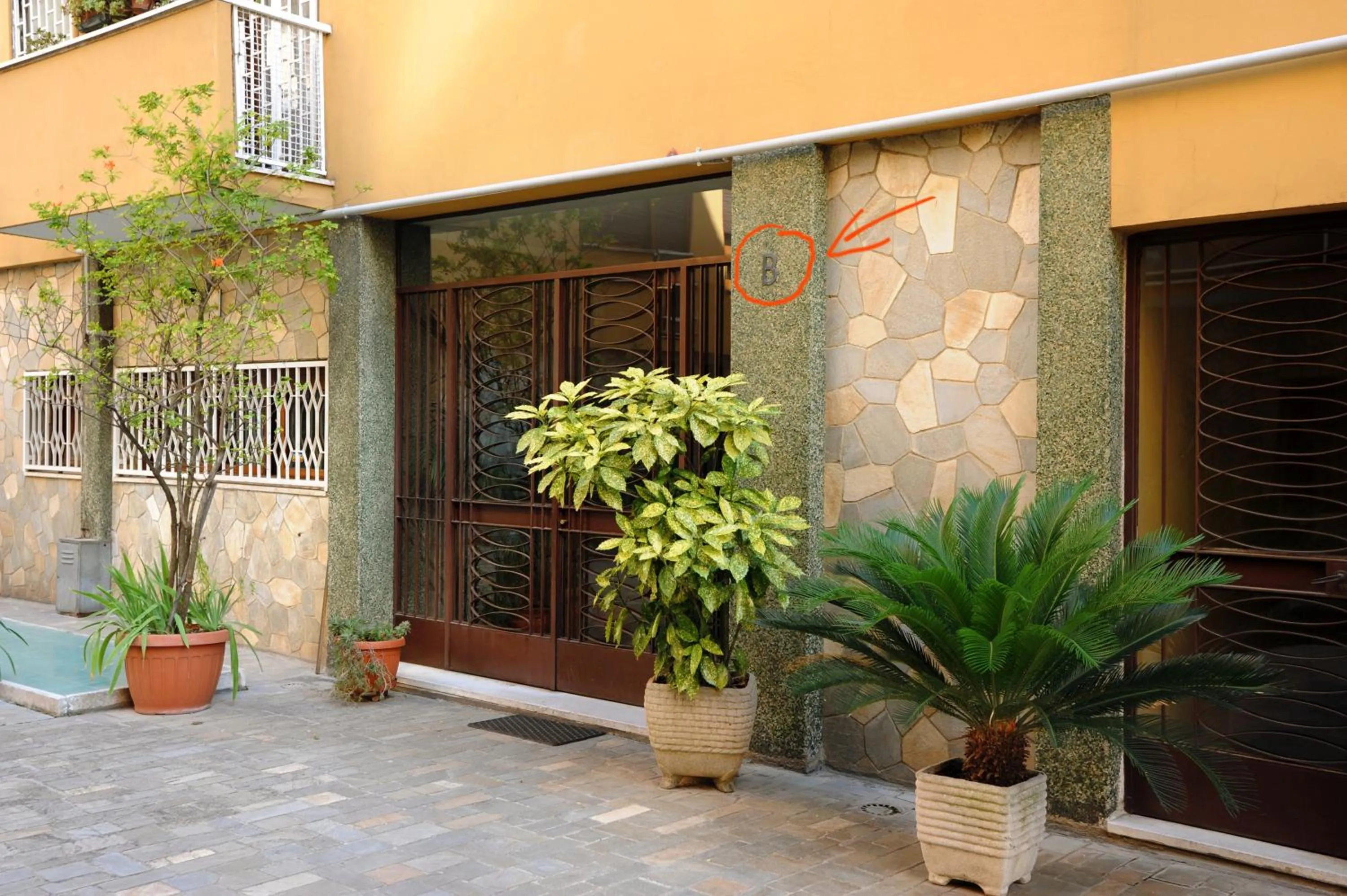 Facade/entrance in Honey Rooms