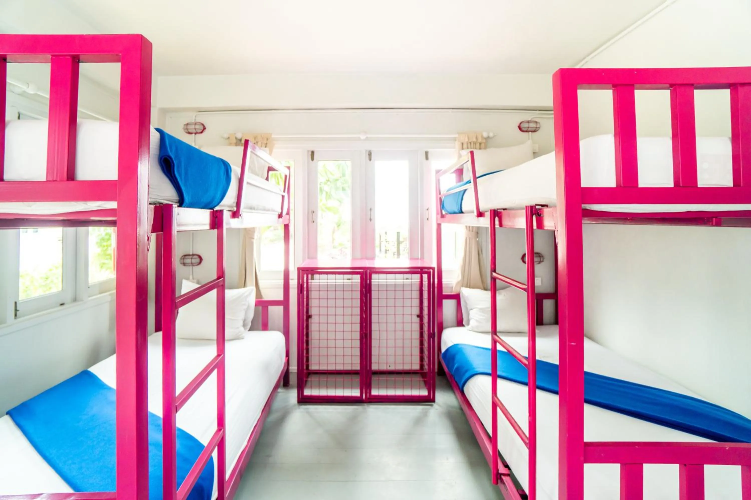 Photo of the whole room, Bed in Slumber Party Koh Tao