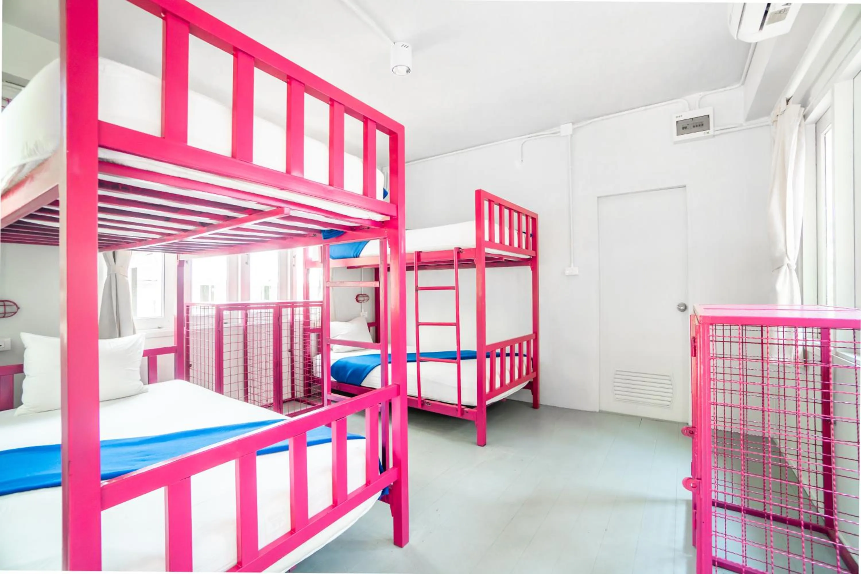 Photo of the whole room, Bed in Slumber Party Koh Tao