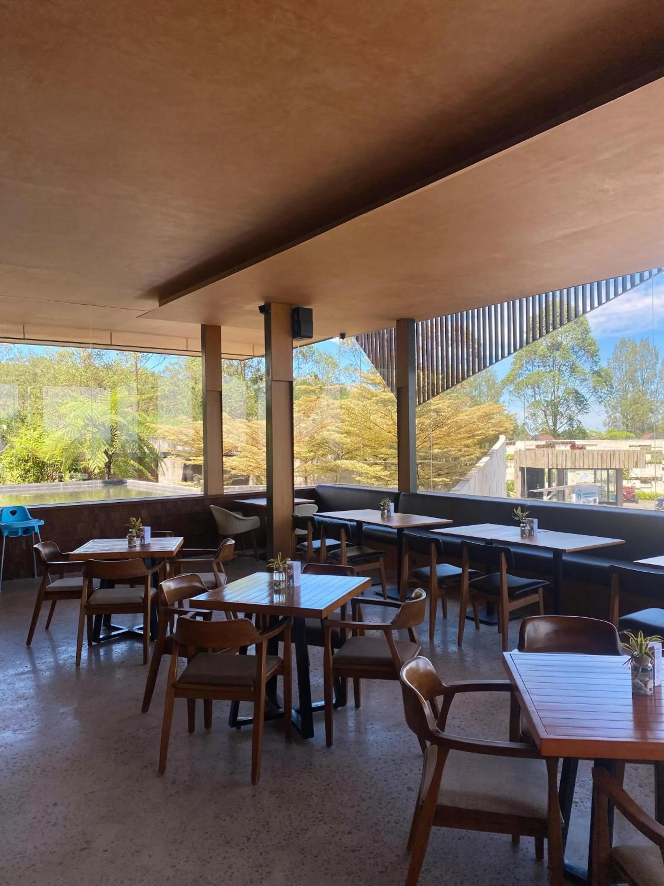 Restaurant/places to eat in Sunsetfalls Gardens and Resort