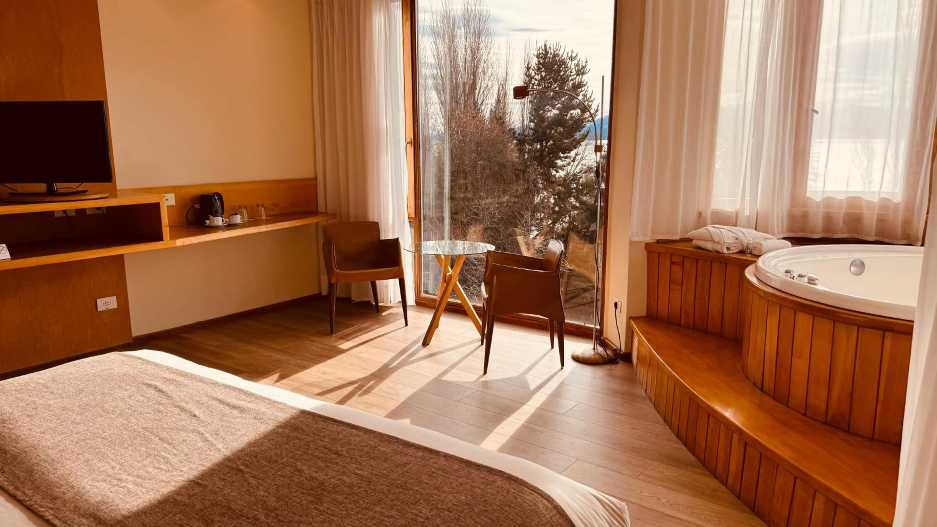 Photo of the whole room, Bed in Design Suites Bariloche