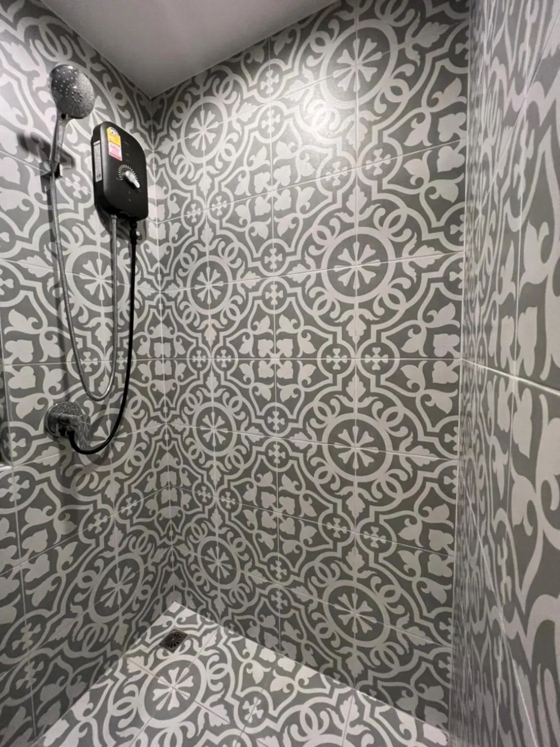 Shower in RoomQuest Hua-Hin Lahabana