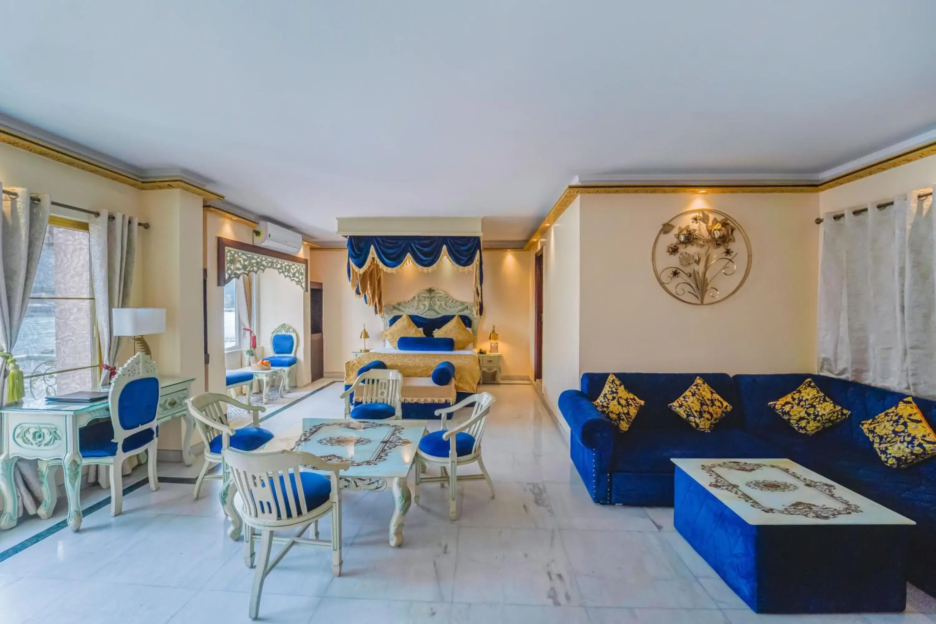 Maharajah Palace Suite in The Neeraj Ganga Heritage Palace Maharajah Palace Suite in The Neeraj Ganga Heritage Palace