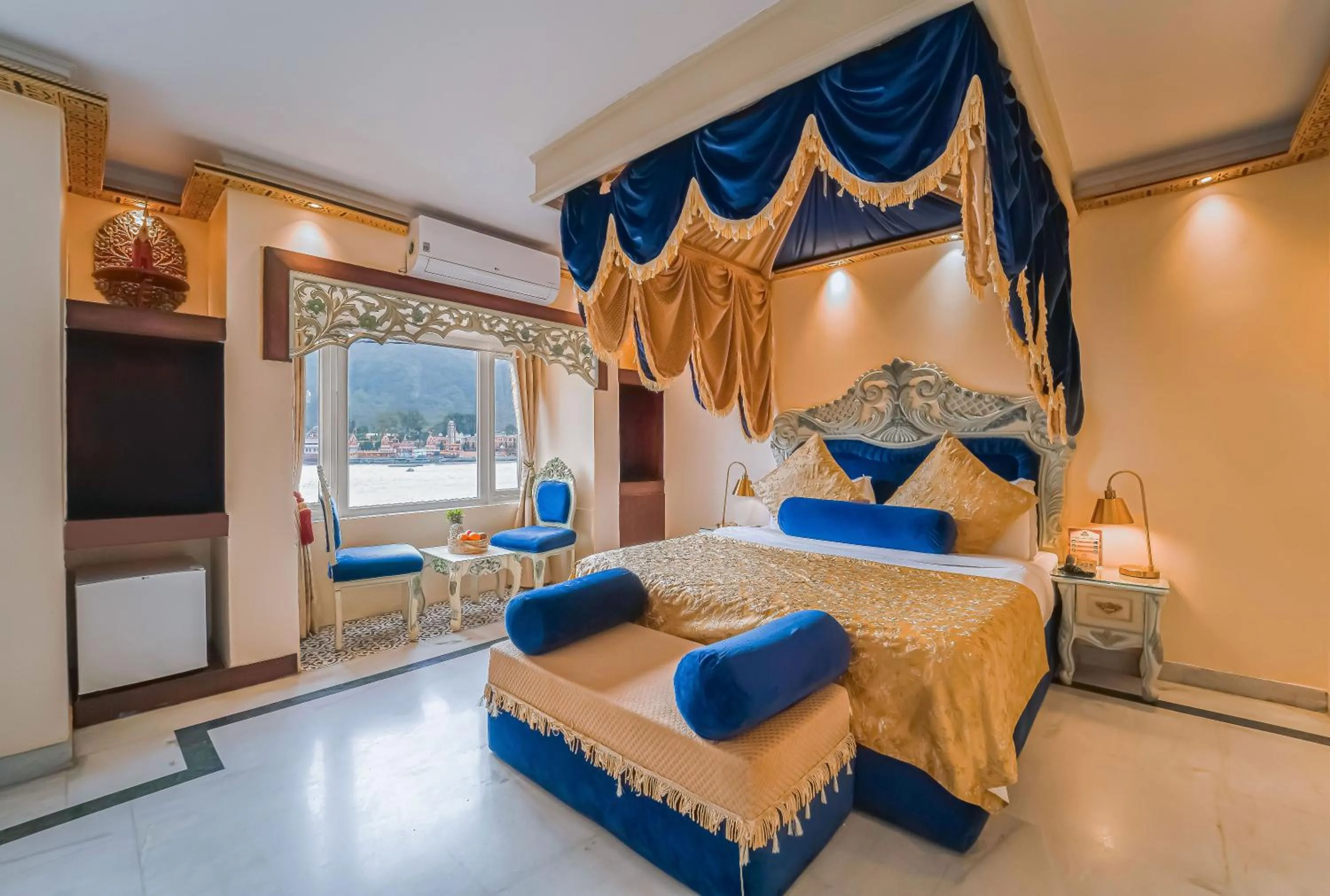 Bed in The Neeraj Ganga Heritage Palace