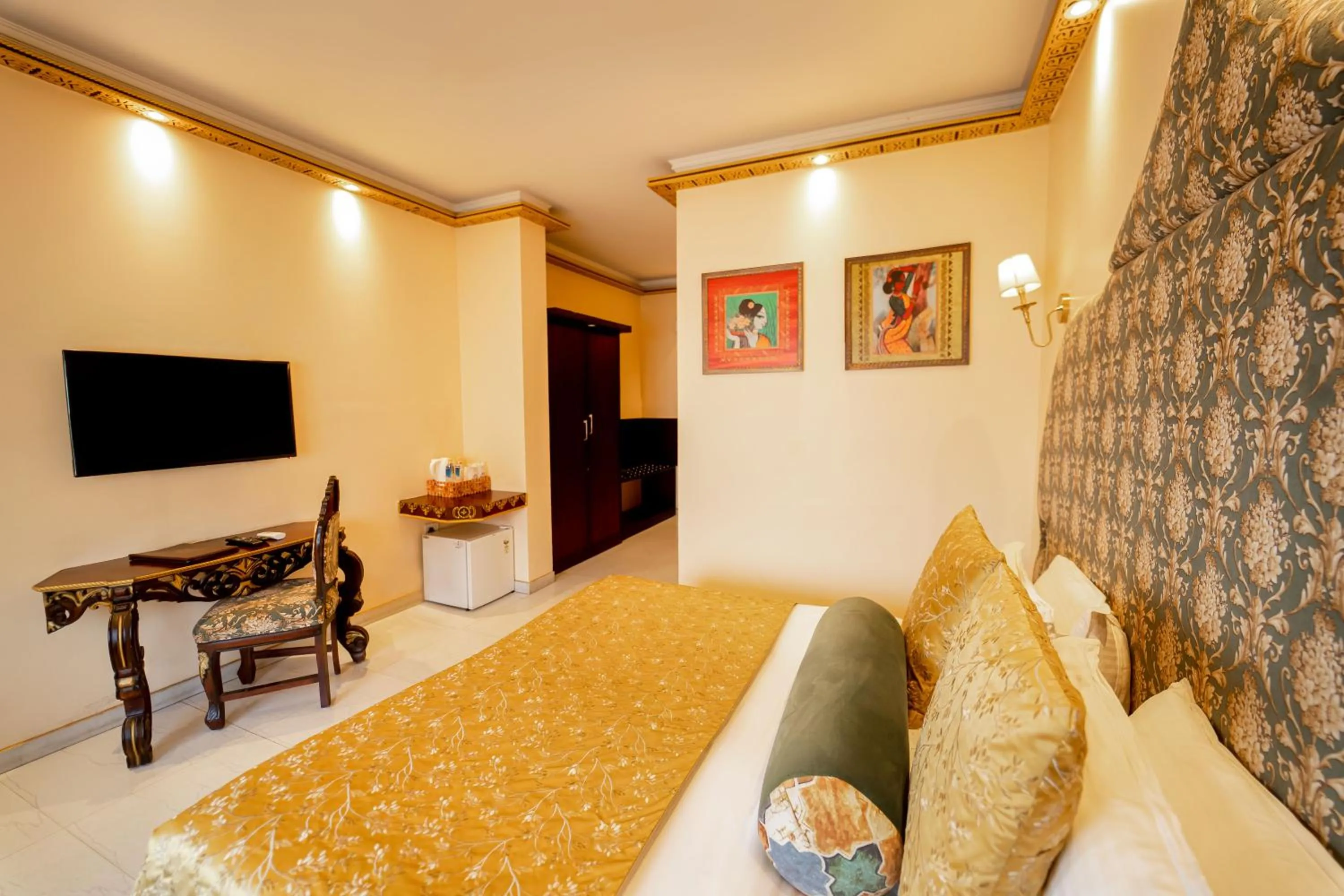 Bedroom, Bed in The Neeraj Ganga Heritage Palace