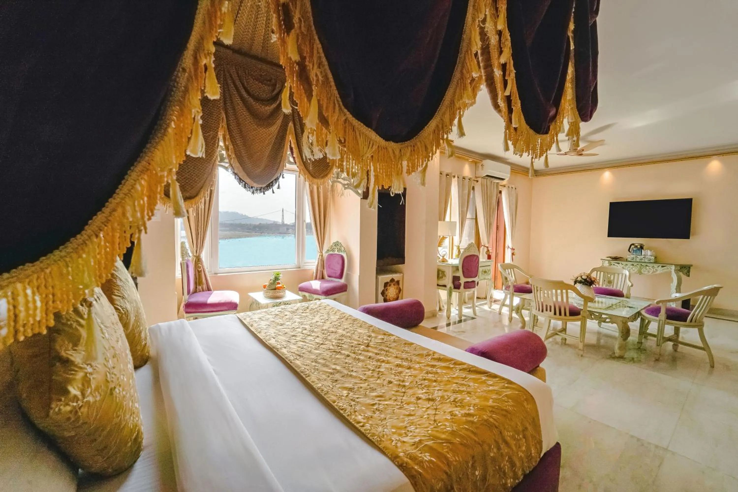 Photo of the whole room, Bed in The Neeraj Ganga Heritage Palace