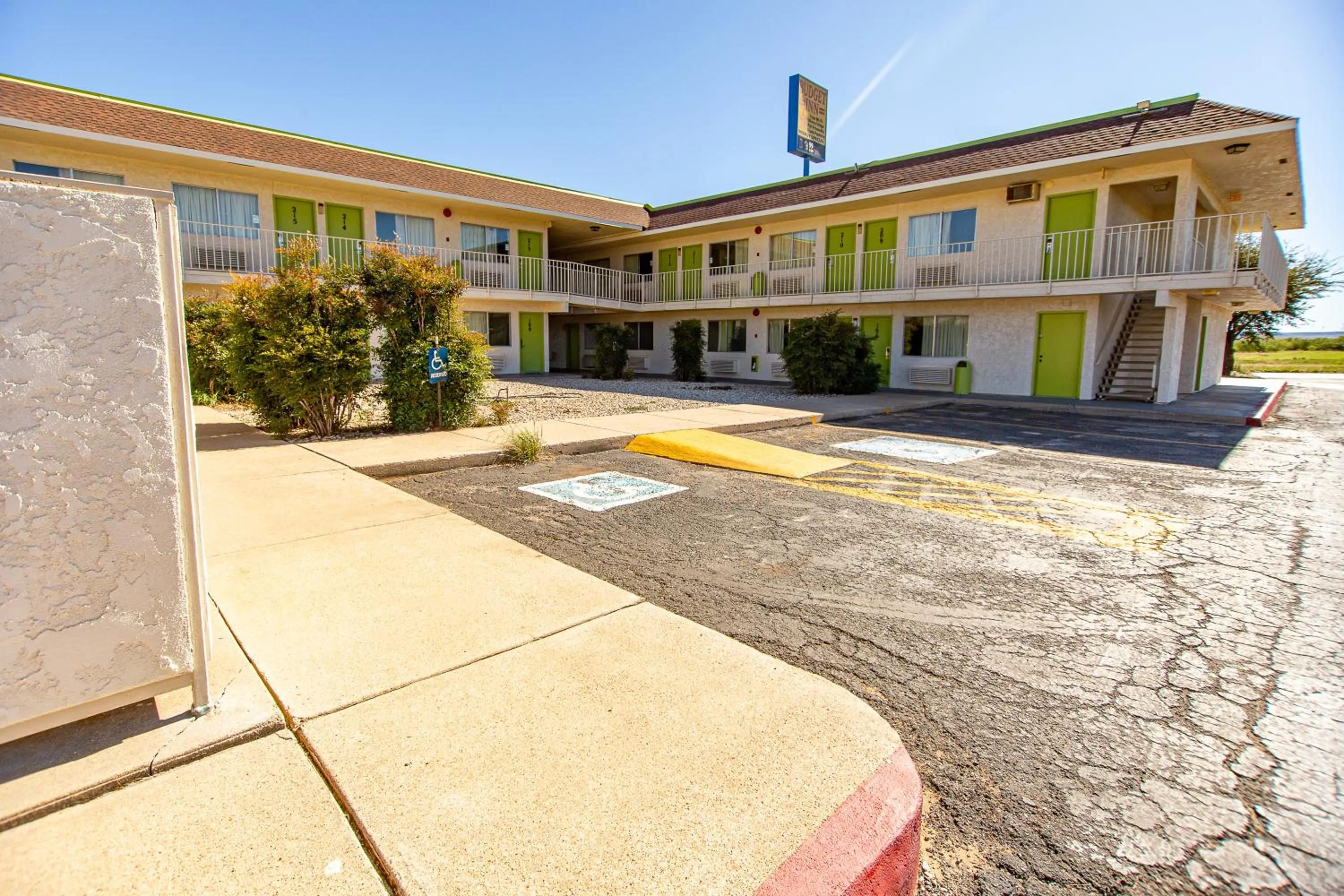 Property building in Marifah Inn Sweetwater