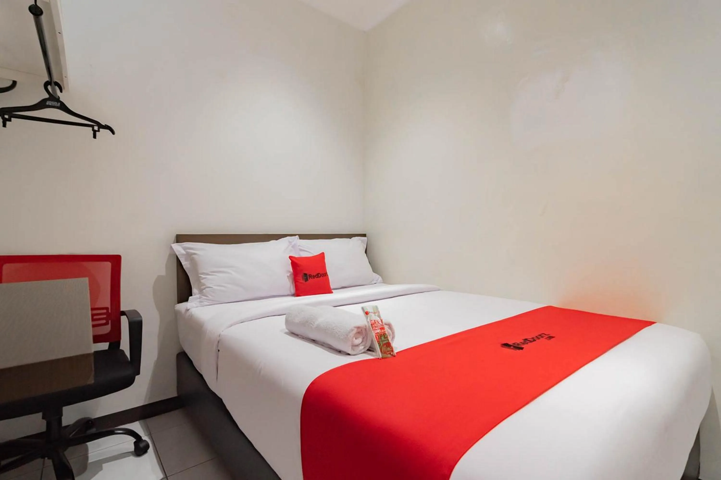 Bed in RedDoorz Plus @ Pakuan Residence Tajur