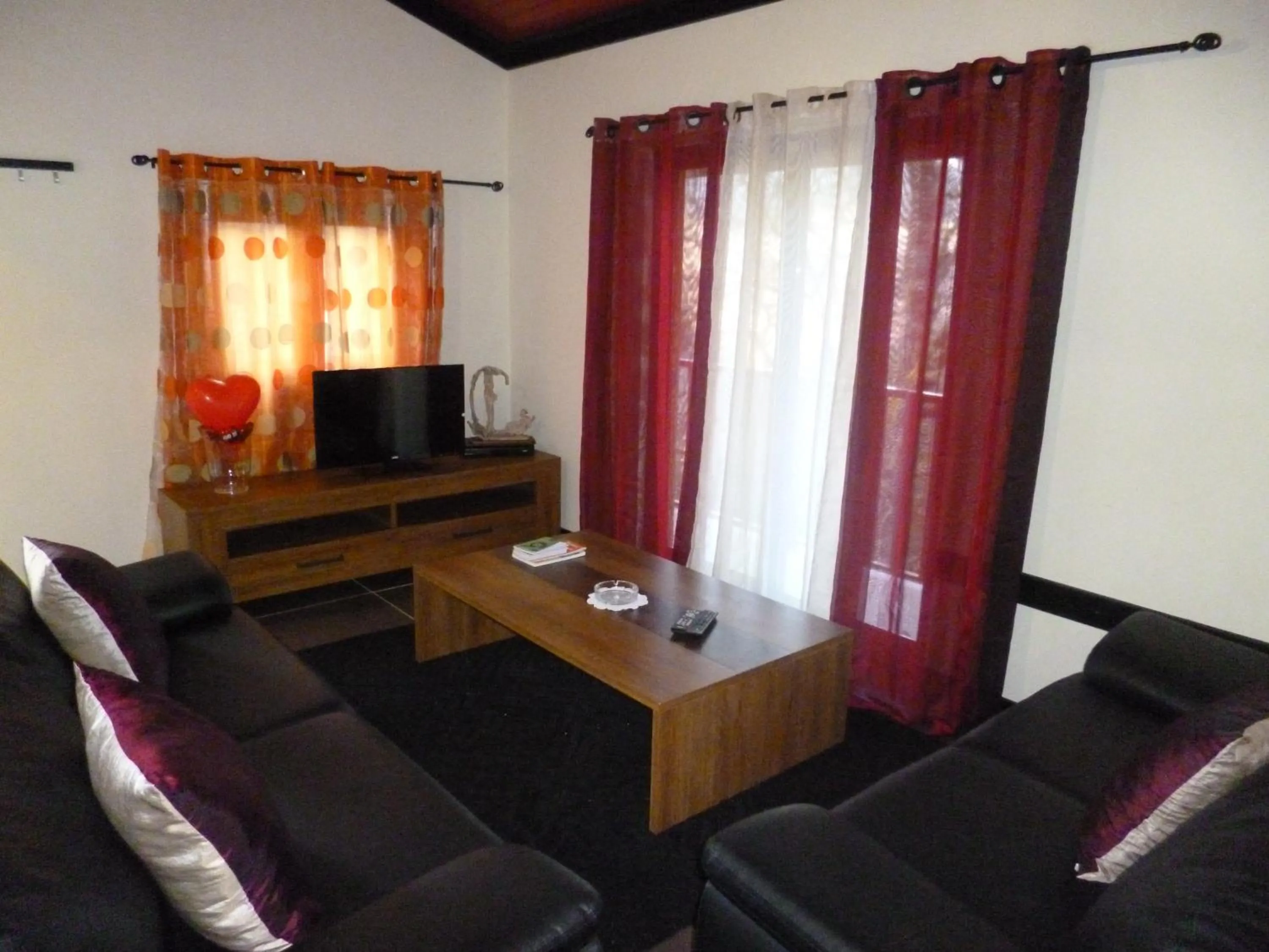 Communal lounge/ TV room in Casas das Guimbras