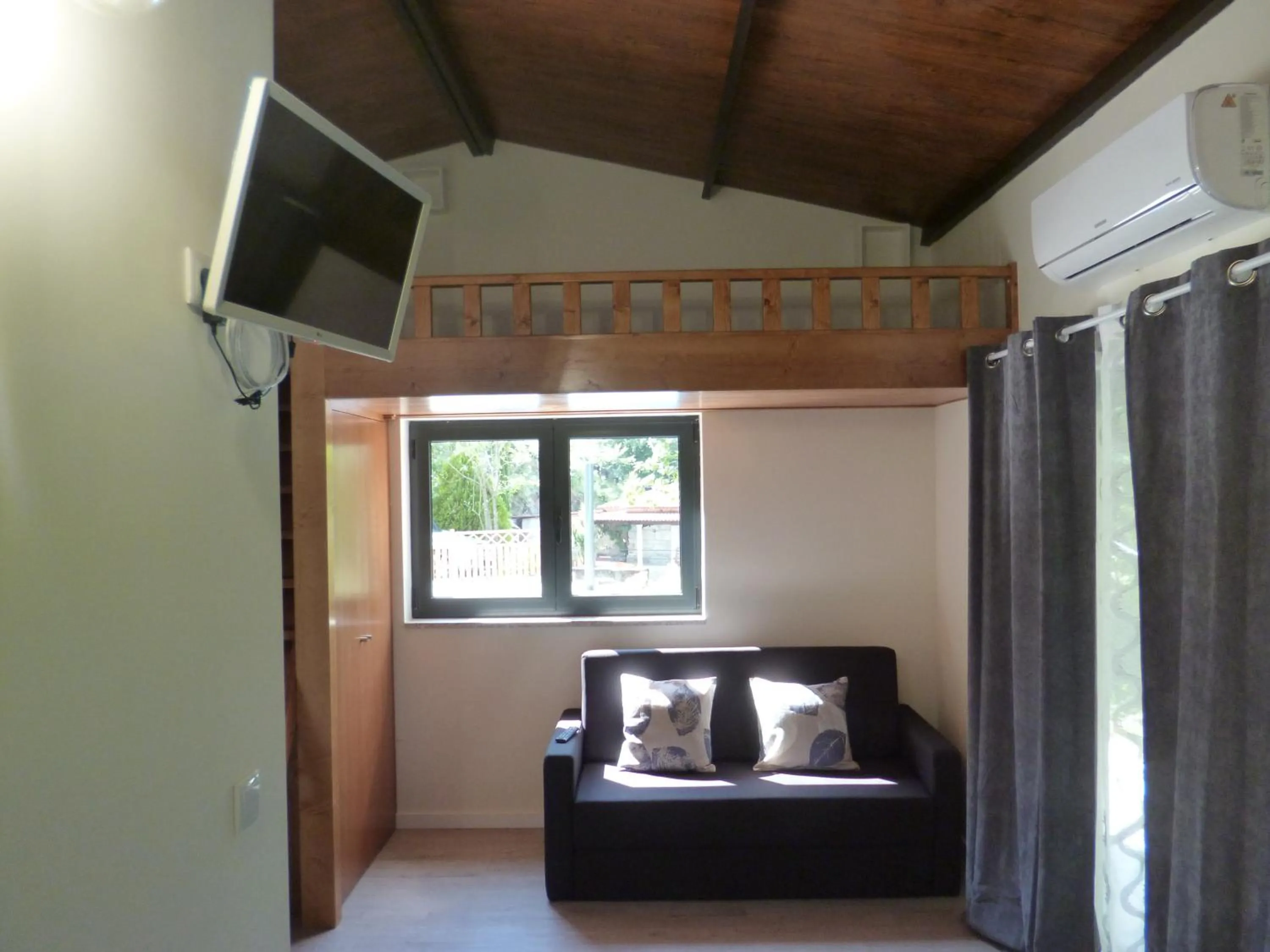 Living room, Bed in Casas das Guimbras