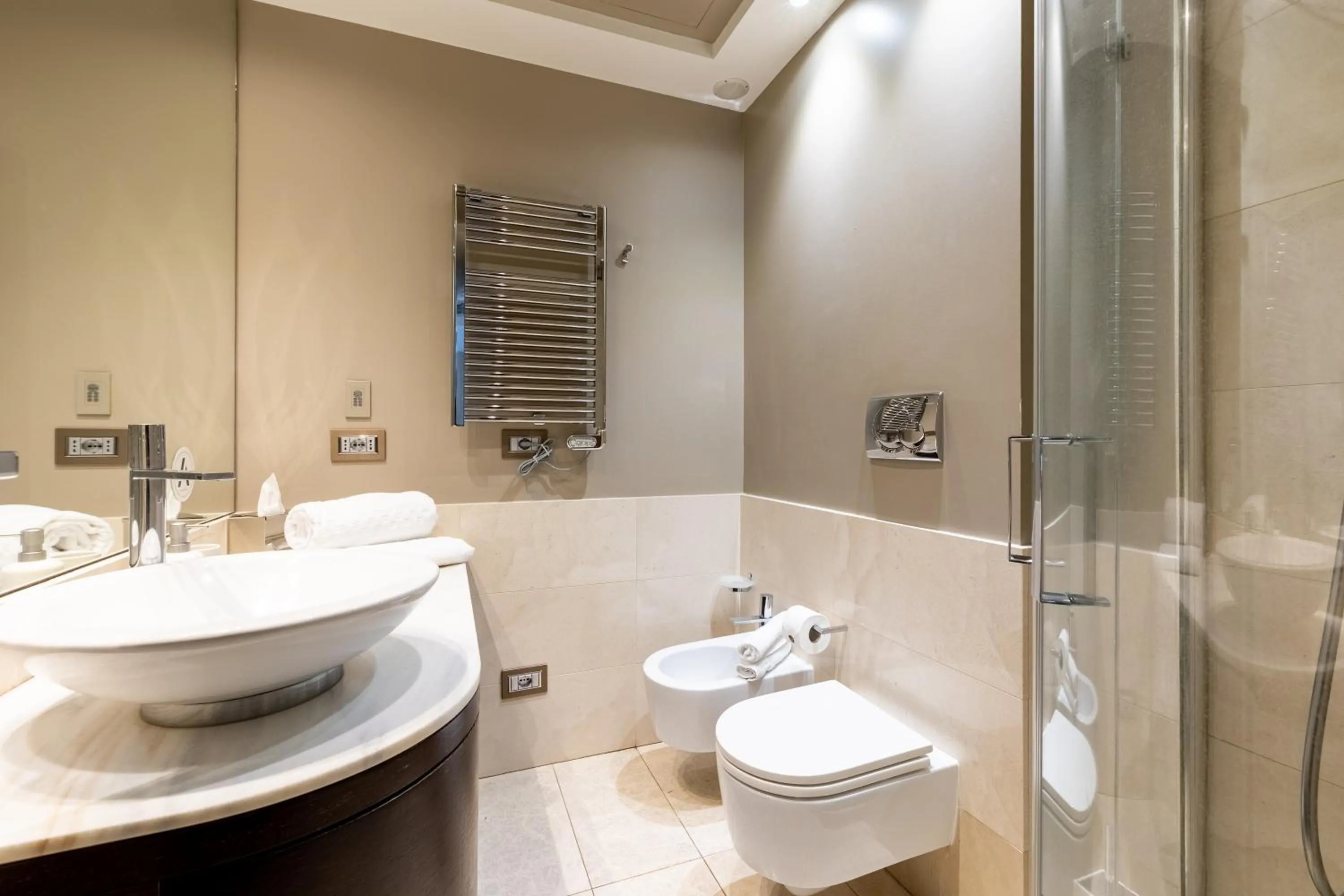 Large Double Room in NJ Hotels & Apartments San Pietro all'orto 6