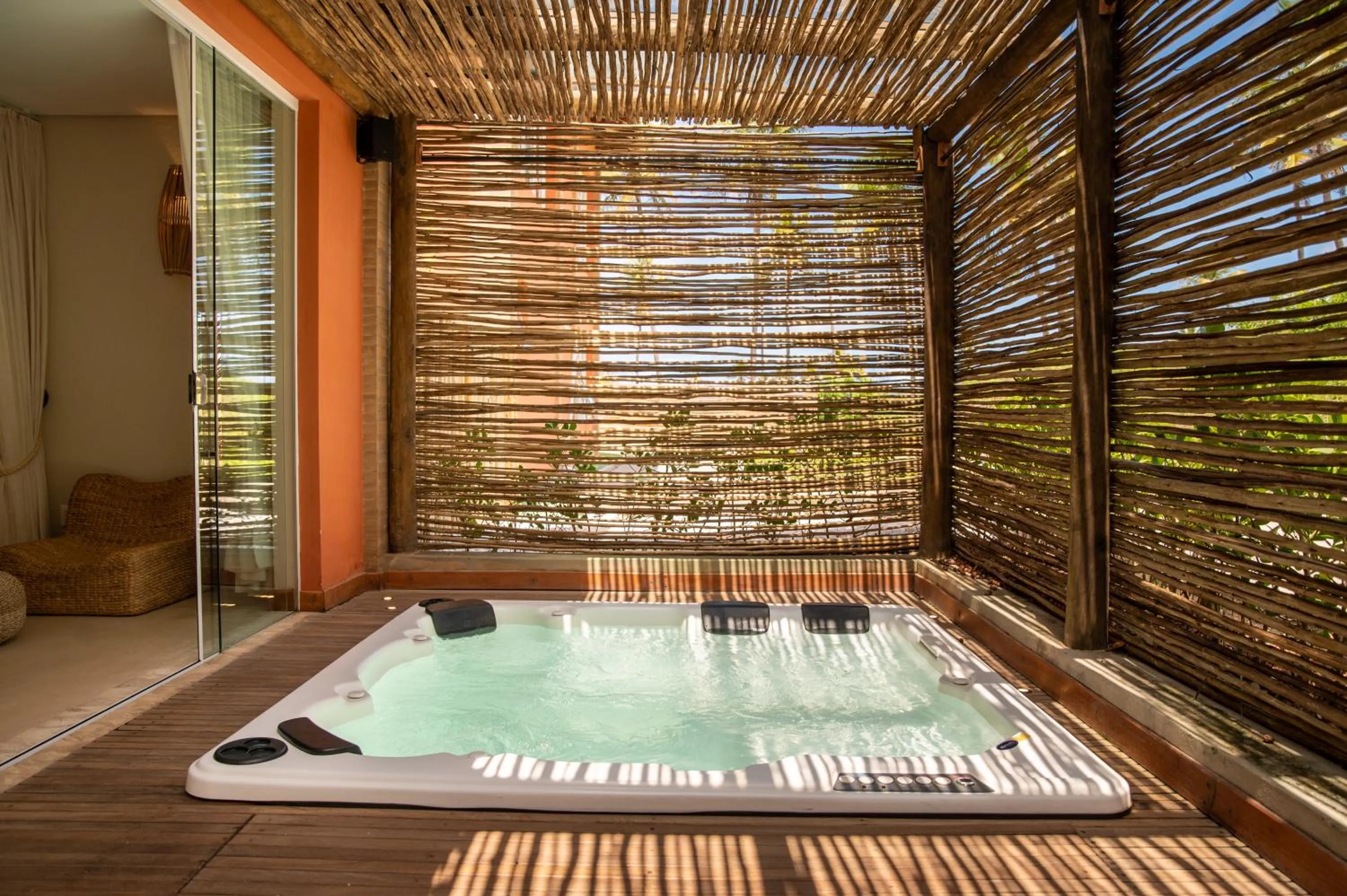 Hot Tub in Hotel Boutique & Spa Ponta de Inhambupe by Slaviero Hotéis