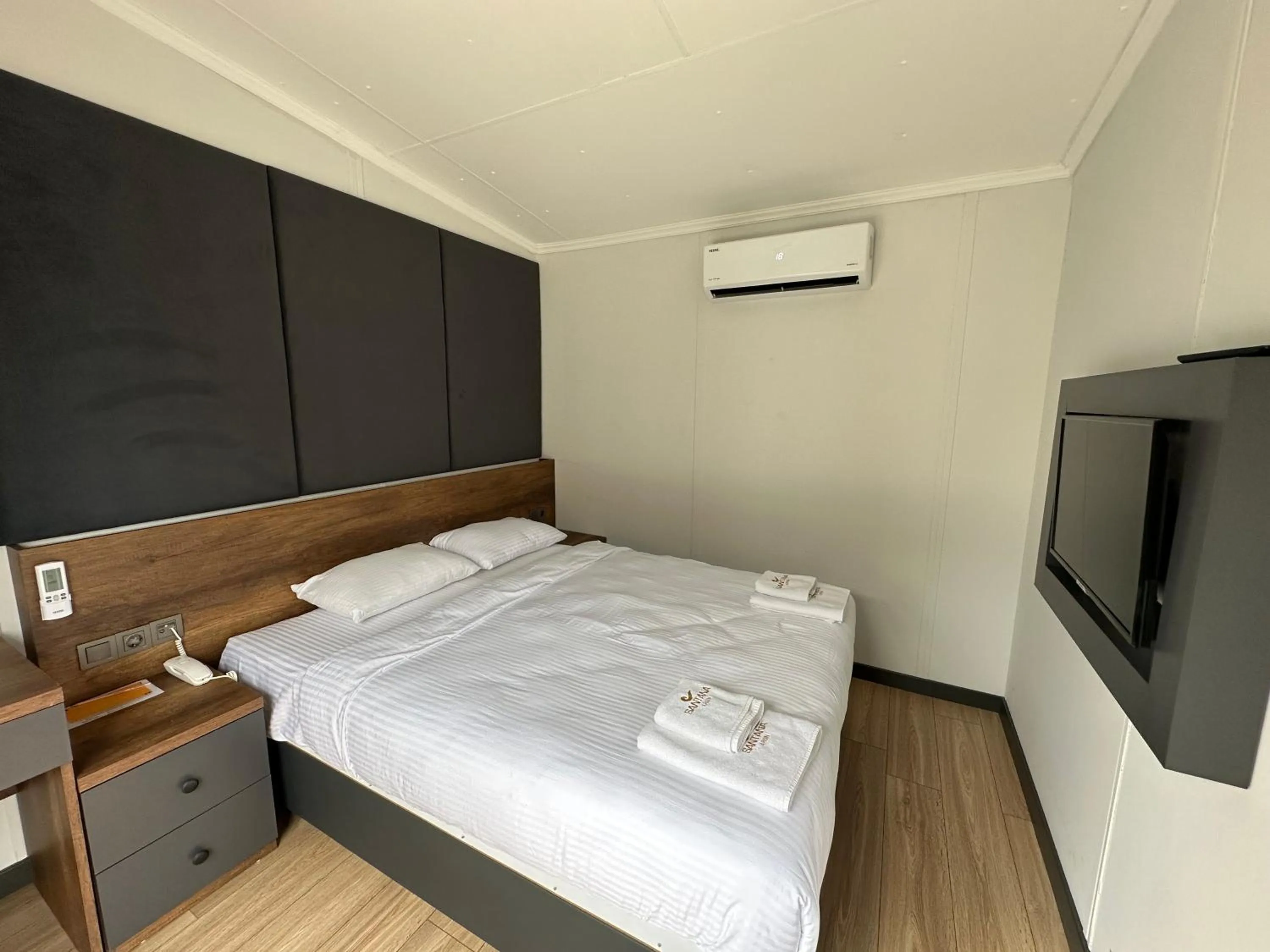 Photo of the whole room, Bed in SANTANA OTEL