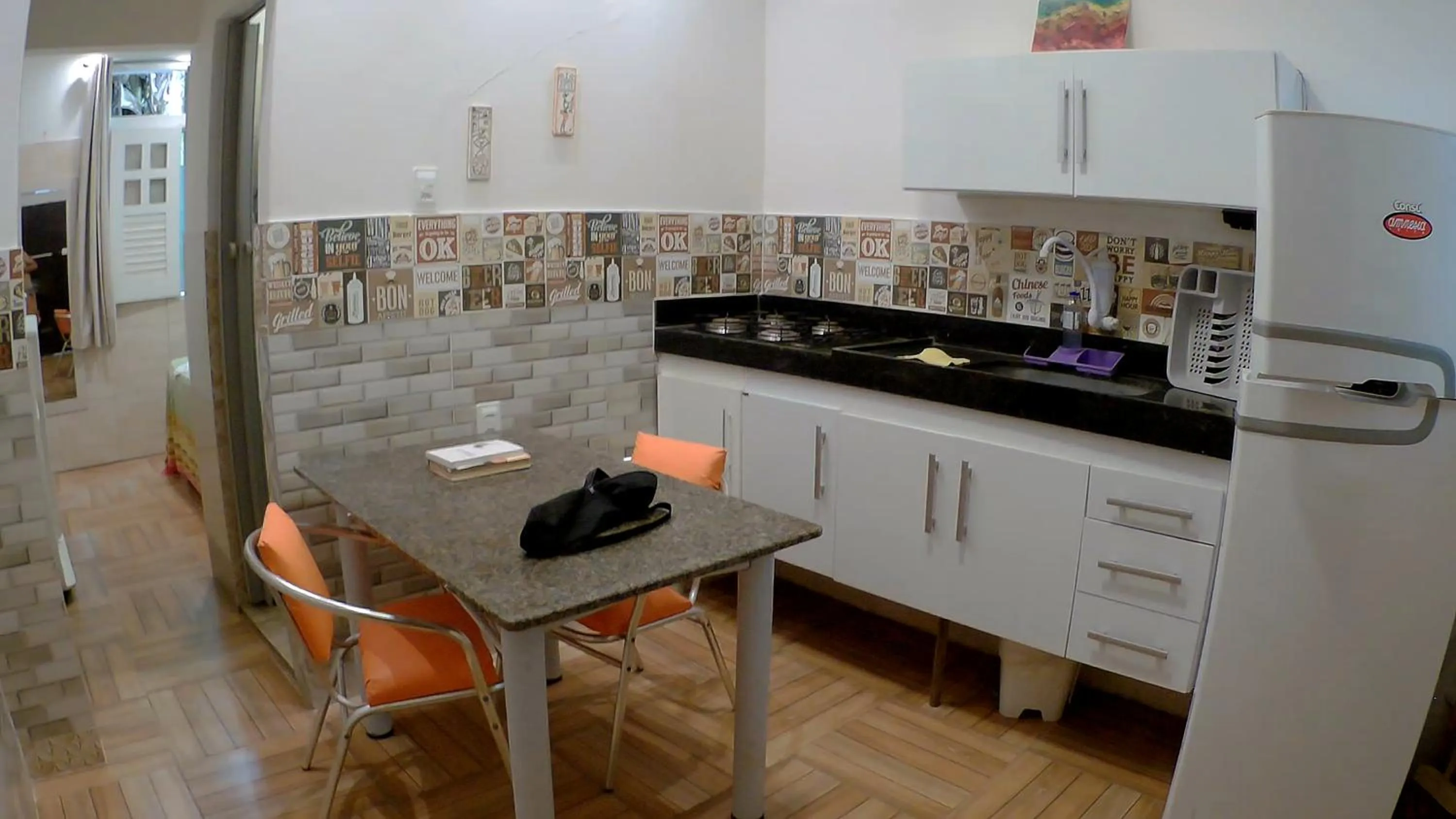 Kitchen or kitchenette in Kitnet Perto da Primeira Praia