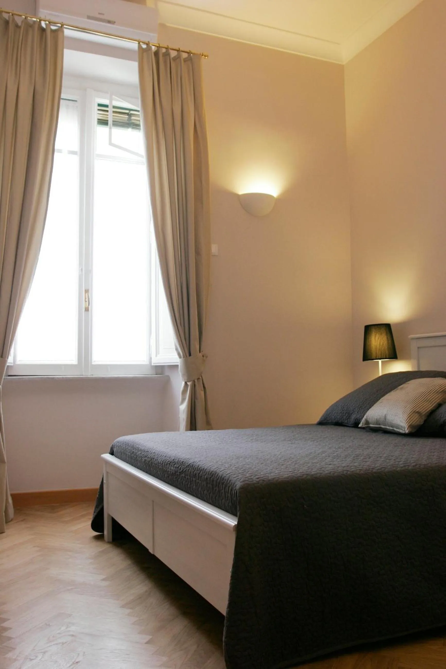 Photo of the whole room, Bed in Roman Suite