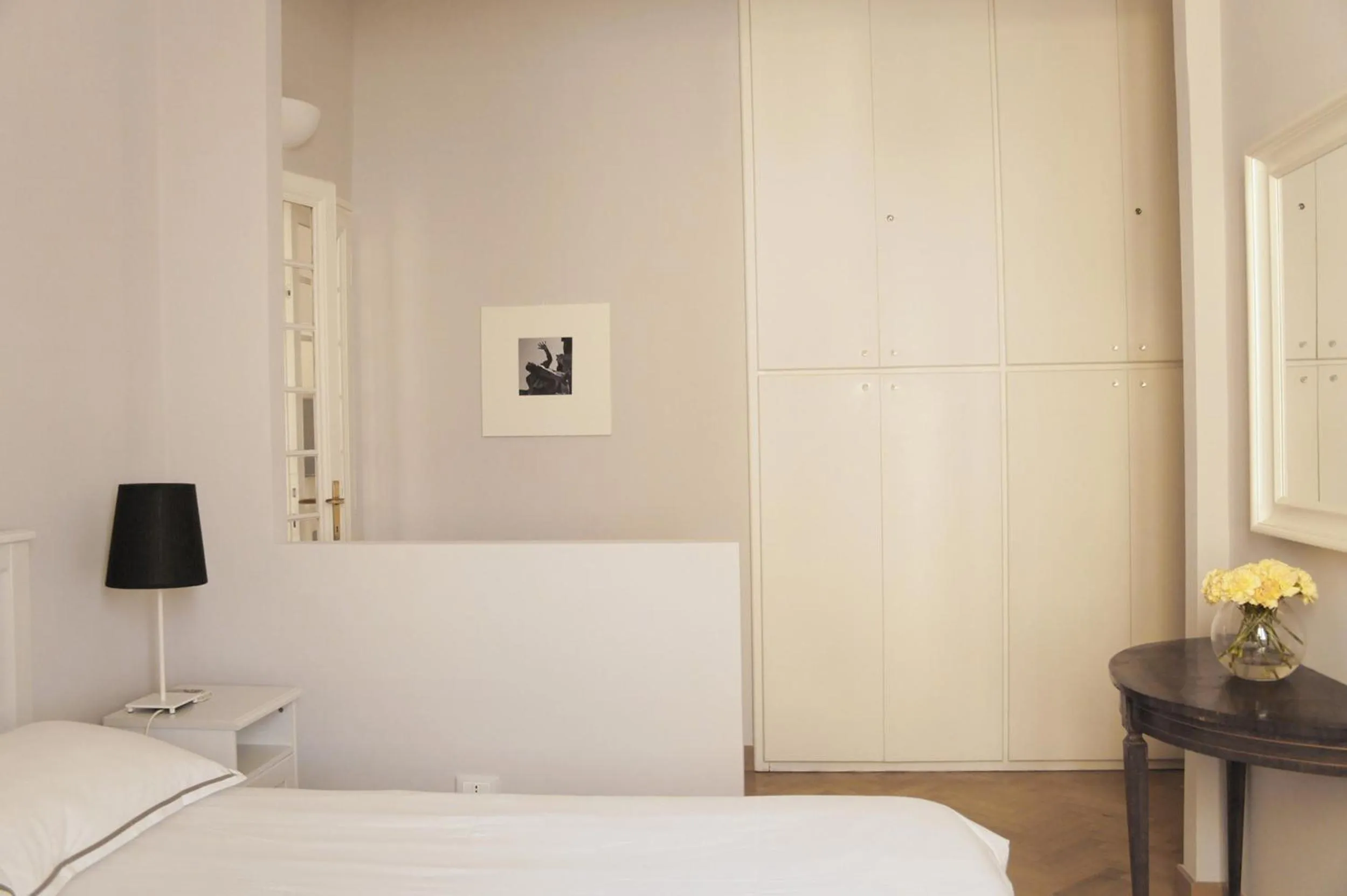 Photo of the whole room, Bed in Roman Suite