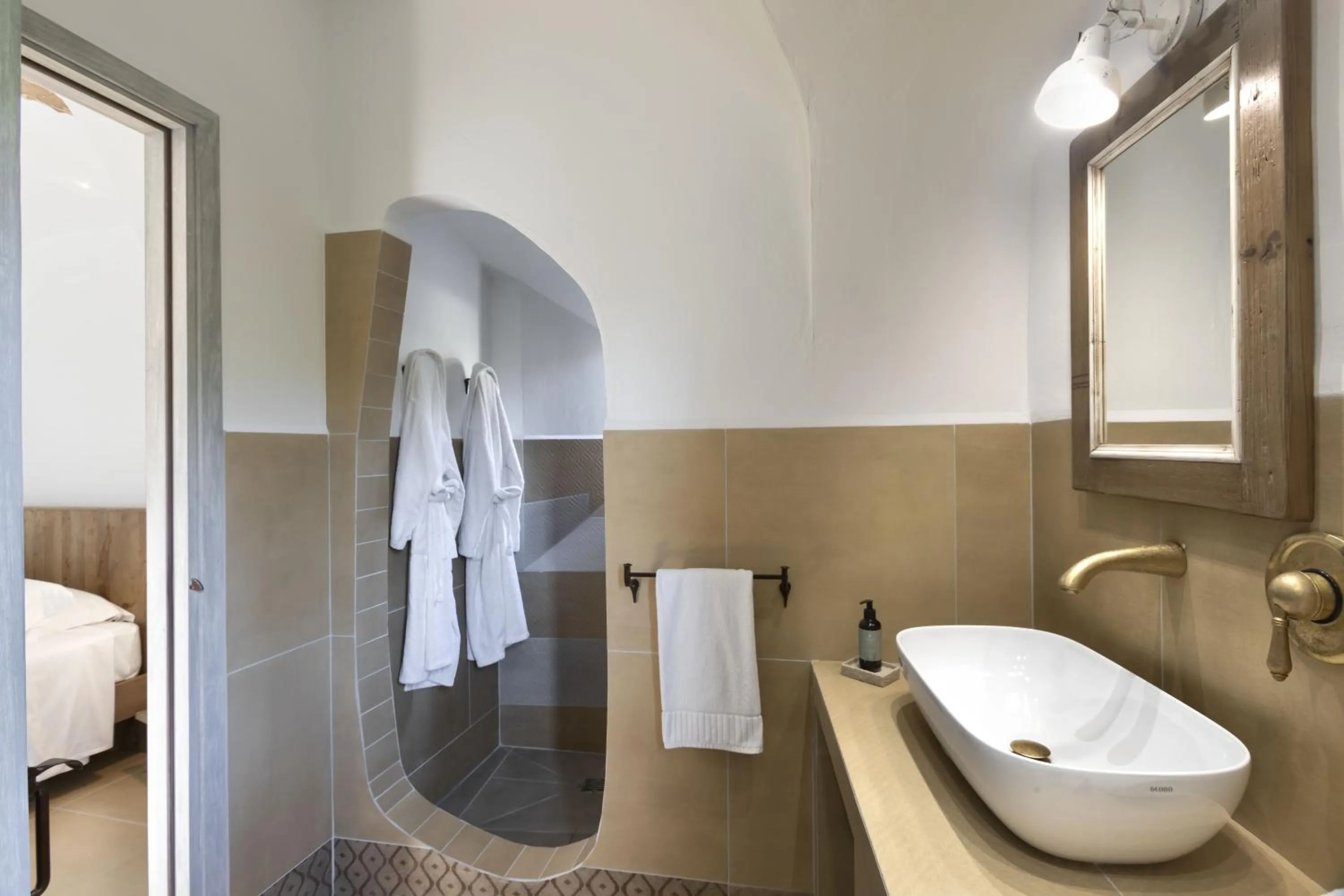 Shower in Gallicantu Stazzo Retreat