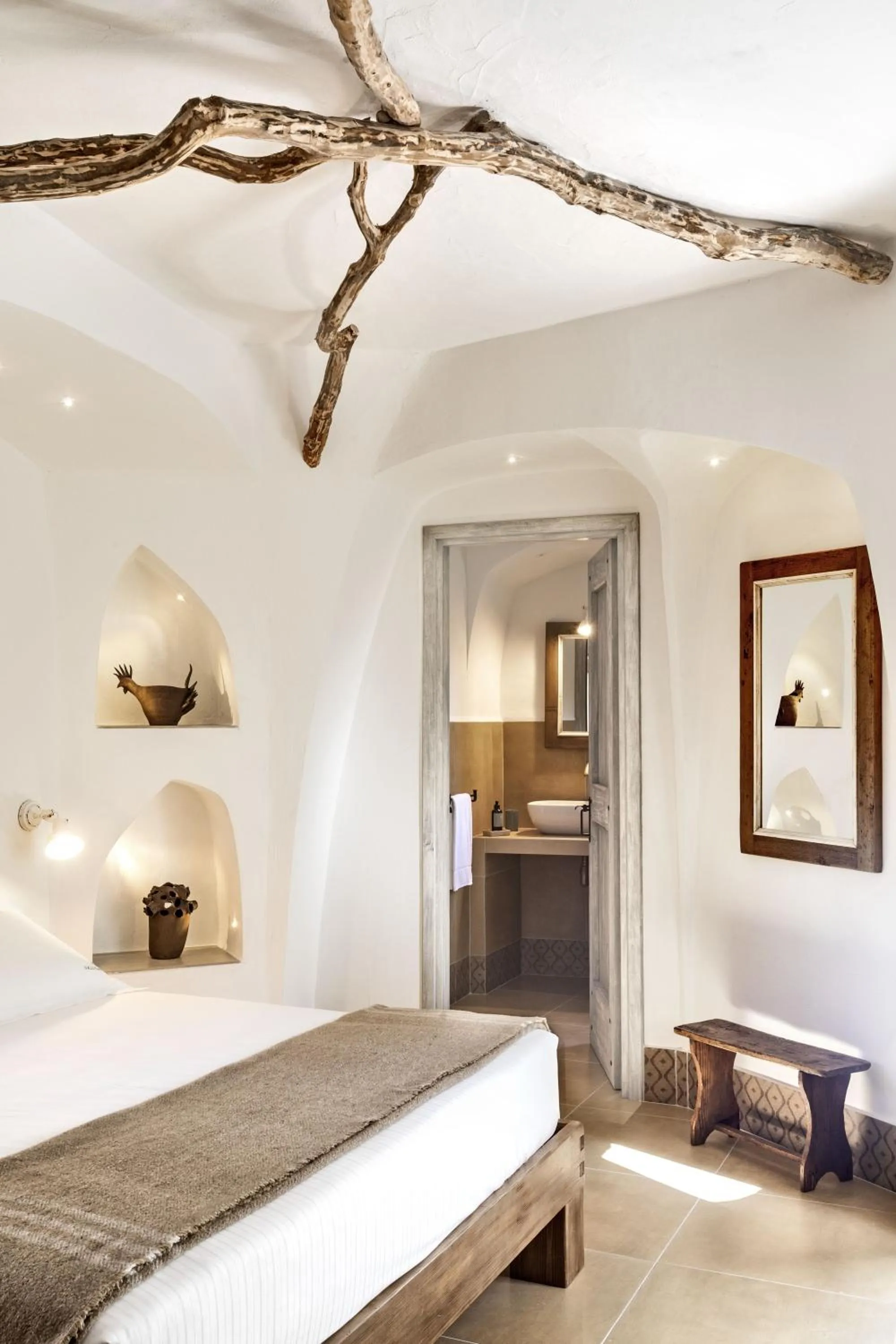 Photo of the whole room, Bed in Gallicantu Stazzo Retreat