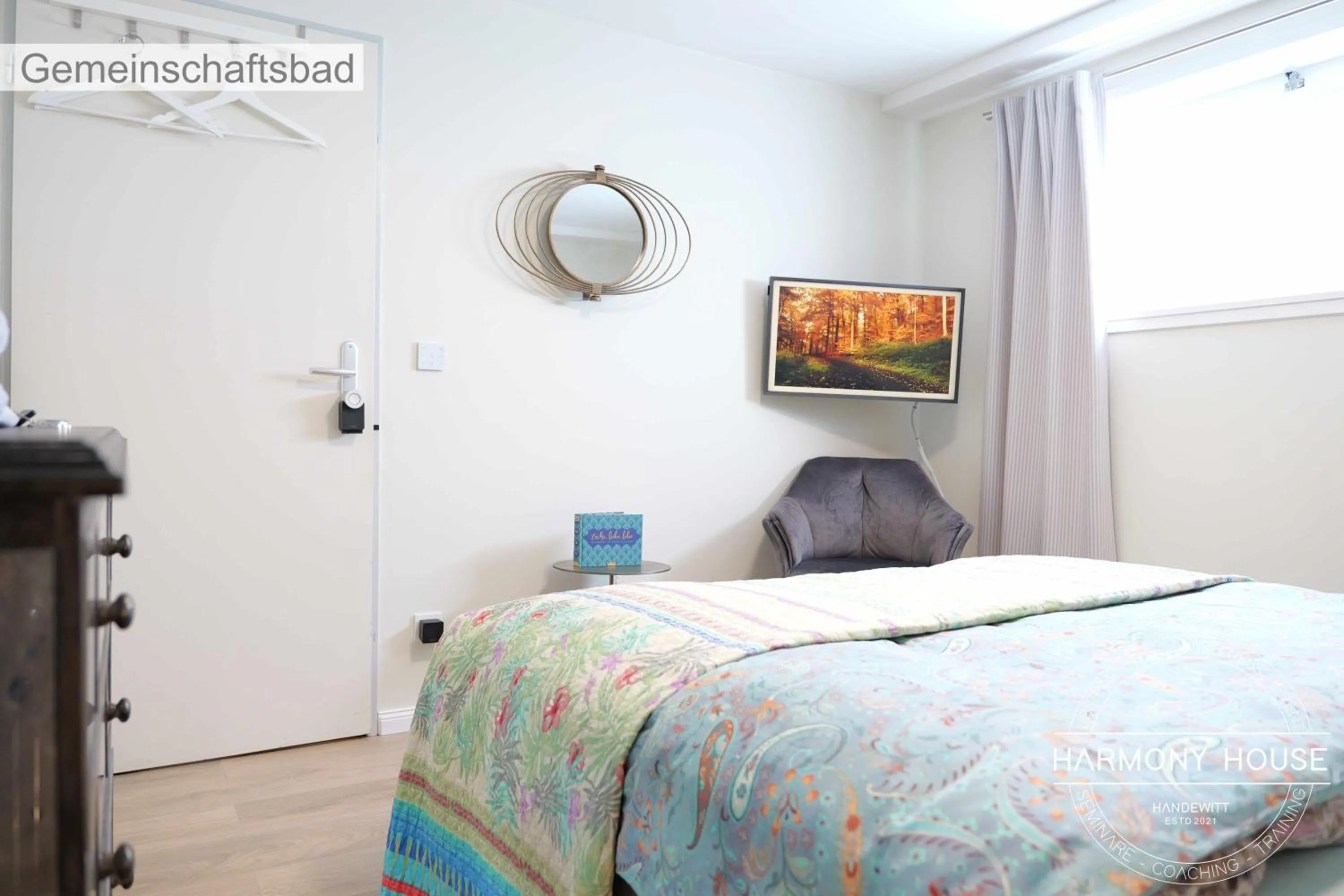 Photo of the whole room, Bed in Harmony House