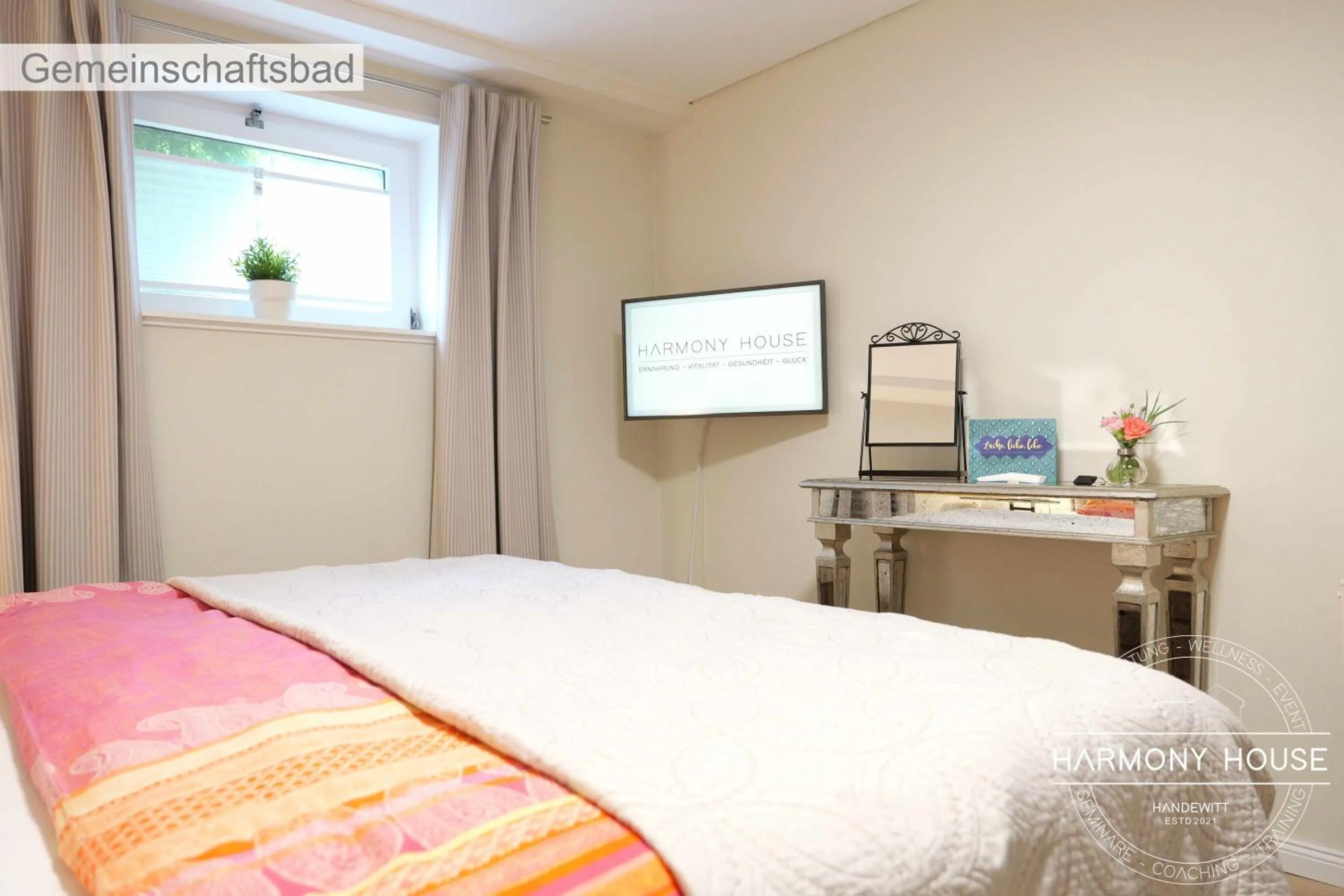 Photo of the whole room, Bed in Harmony House