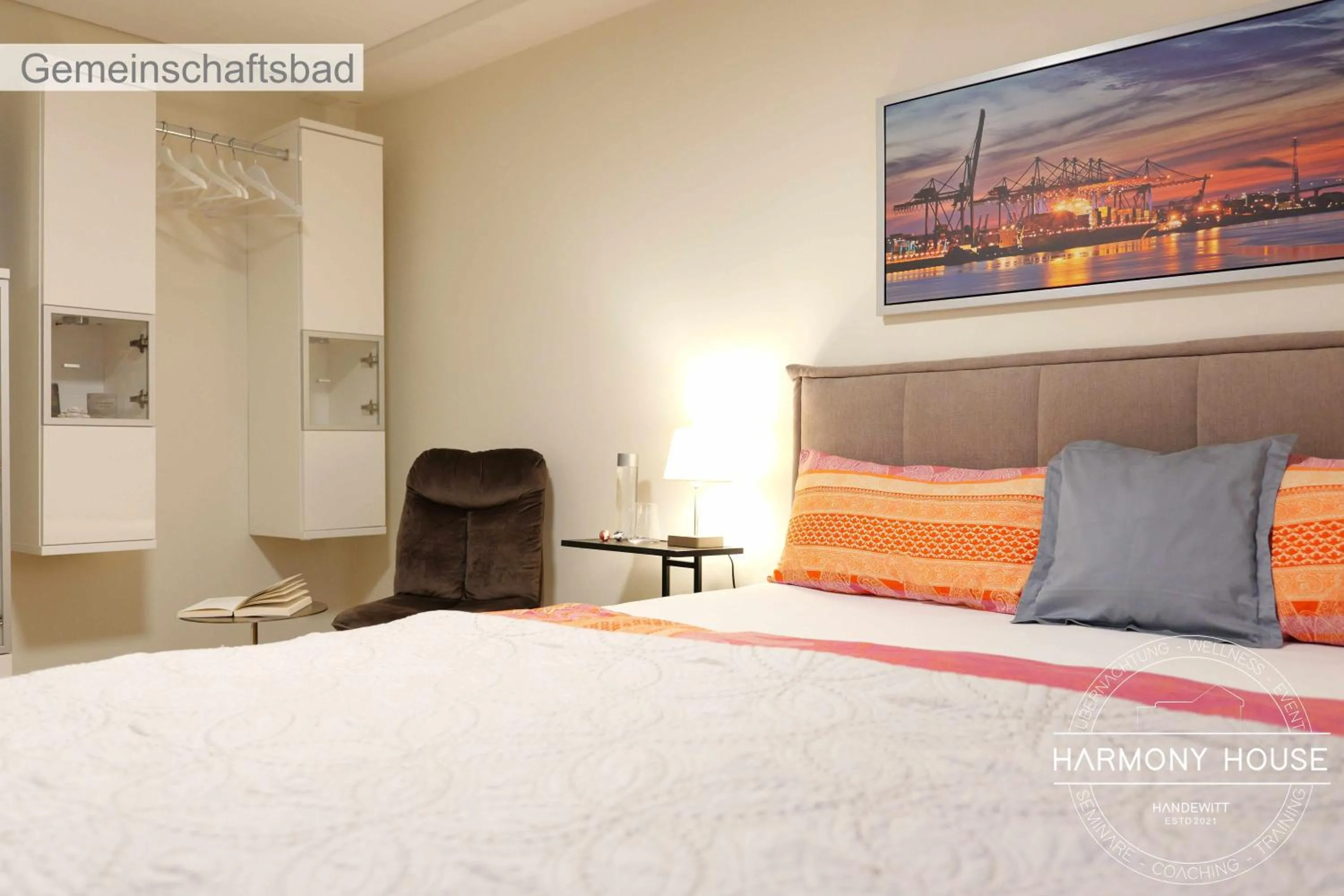 Photo of the whole room, Bed in Harmony House