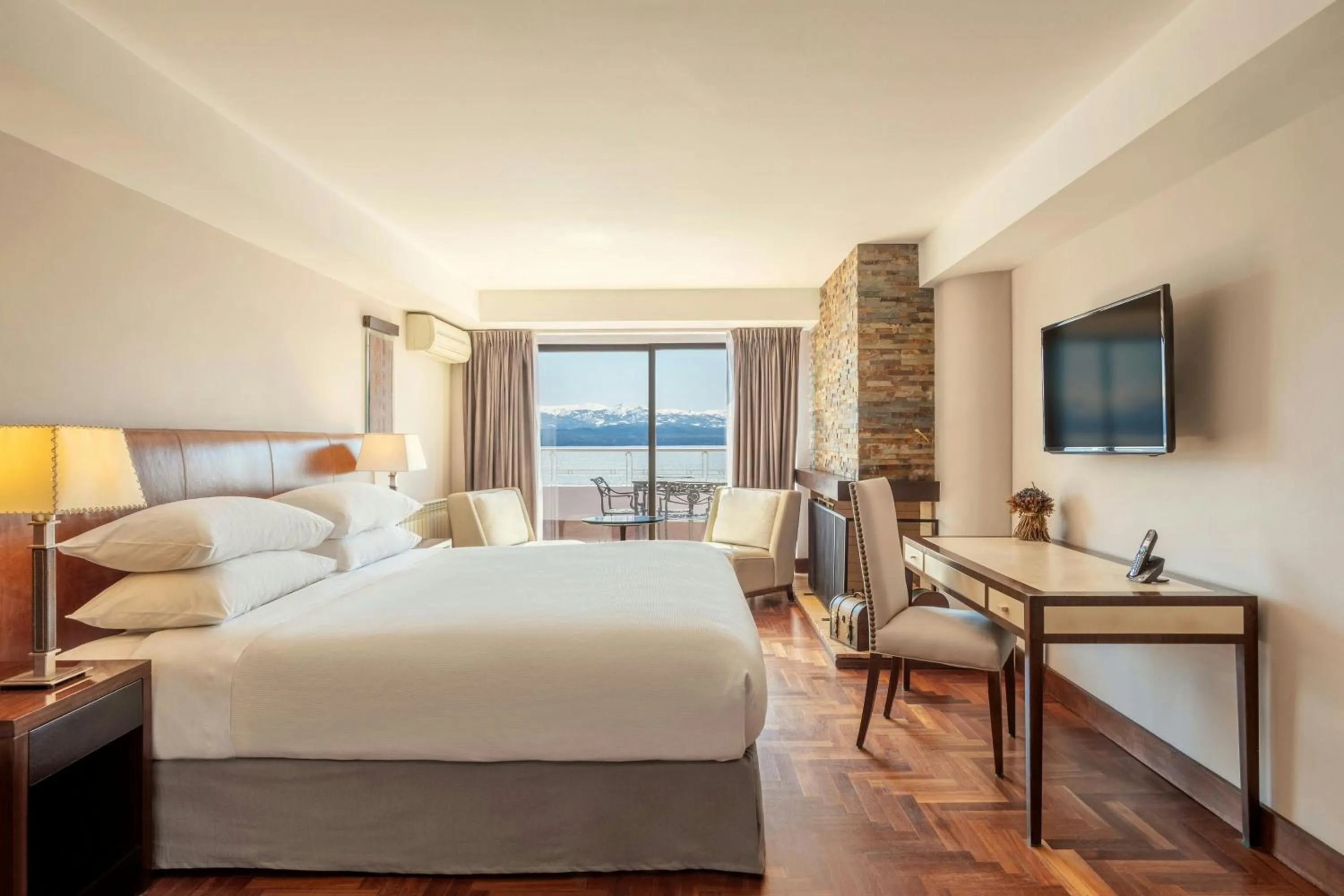 Bedroom, Bed in Sheraton Bariloche Hotel