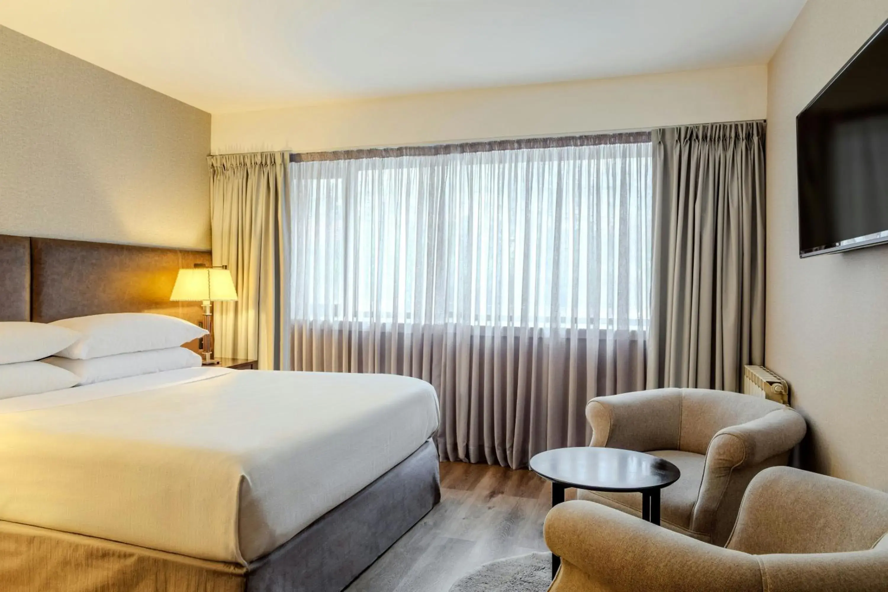 Classic Guest room with 1 Queen in Sheraton Bariloche Hotel Classic Guest room with 1 Queen in Sheraton Bariloche Hotel