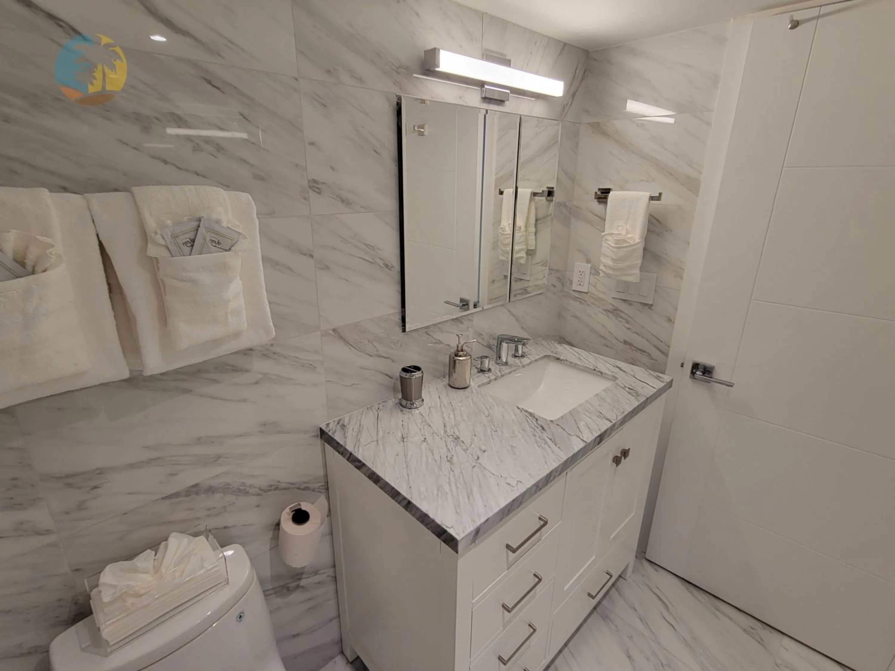 Deluxe Beach Resort - HORA RENTALS