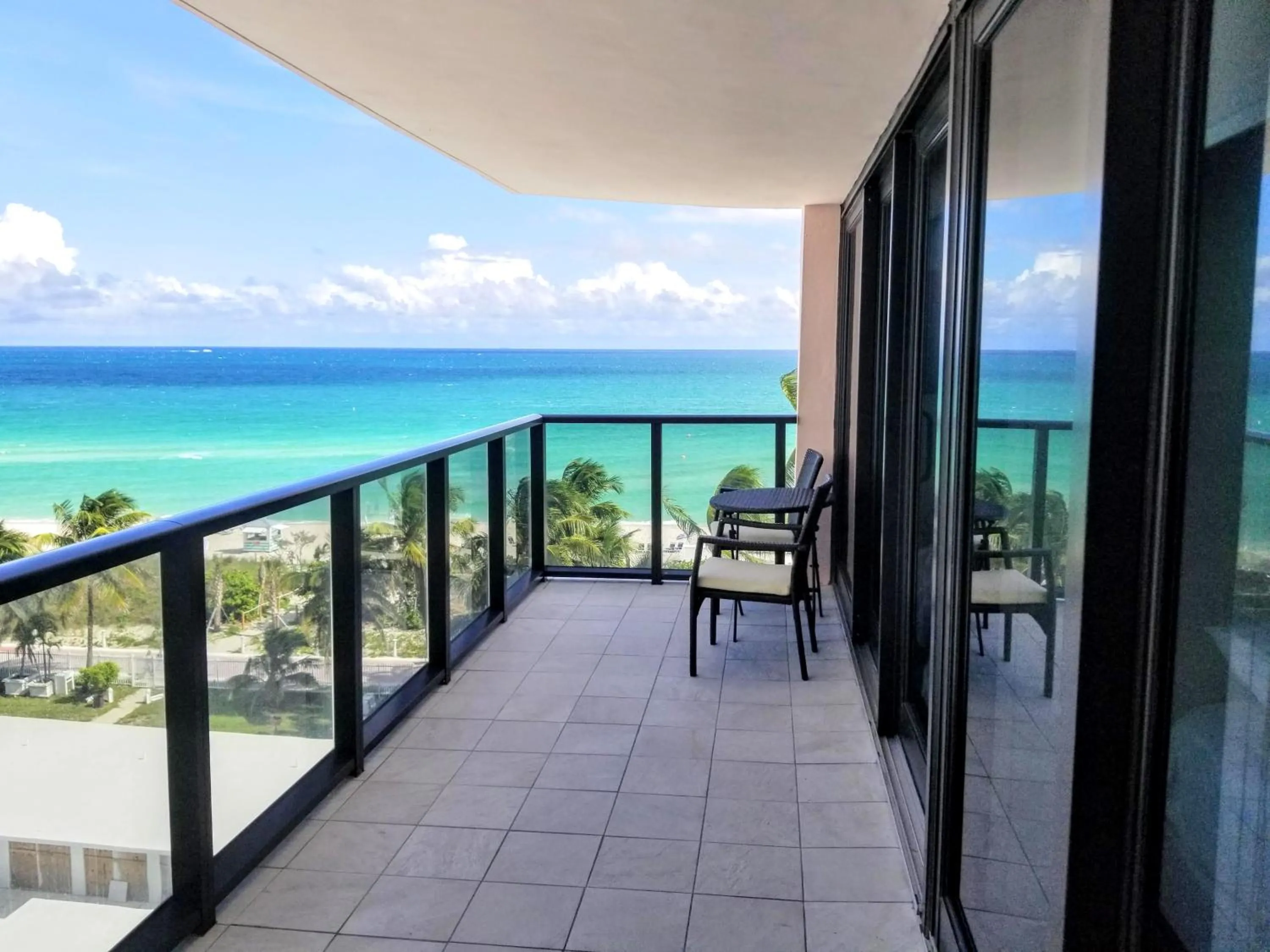 Deluxe Beach Resort - HORA RENTALS