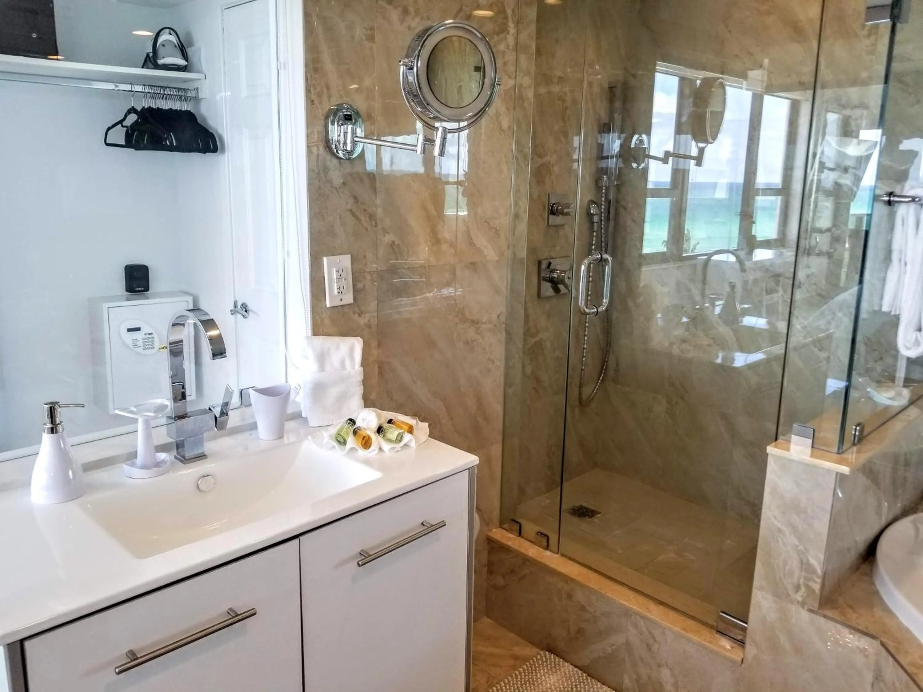 Deluxe Beach Resort - HORA RENTALS