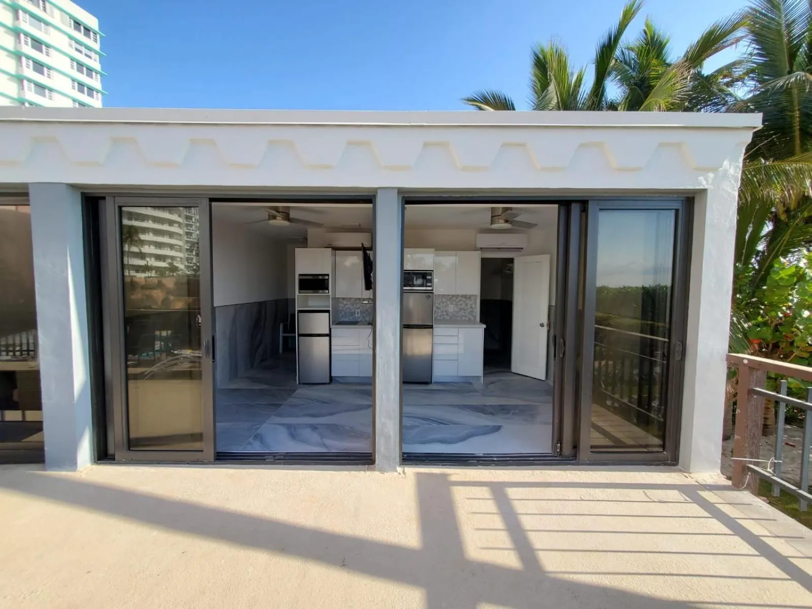 Deluxe Beach Resort - HORA RENTALS