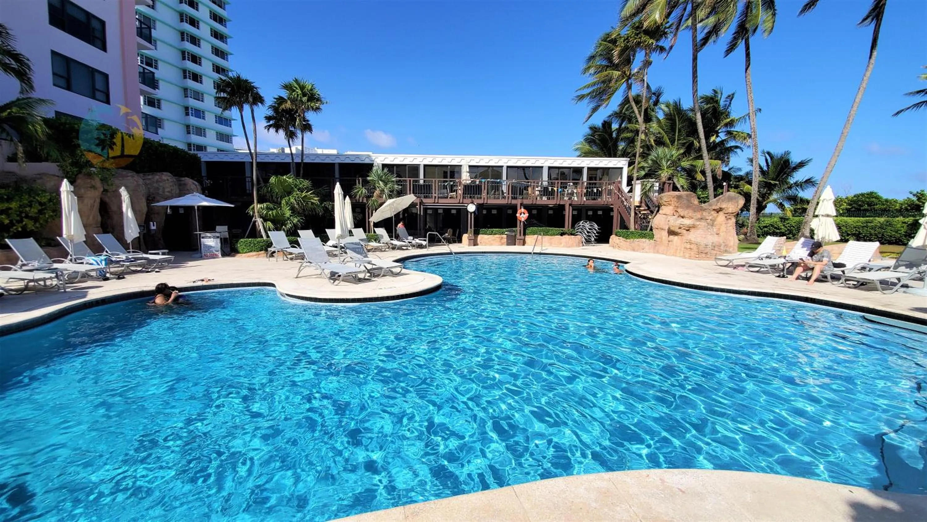 Deluxe Beach Resort - HORA RENTALS