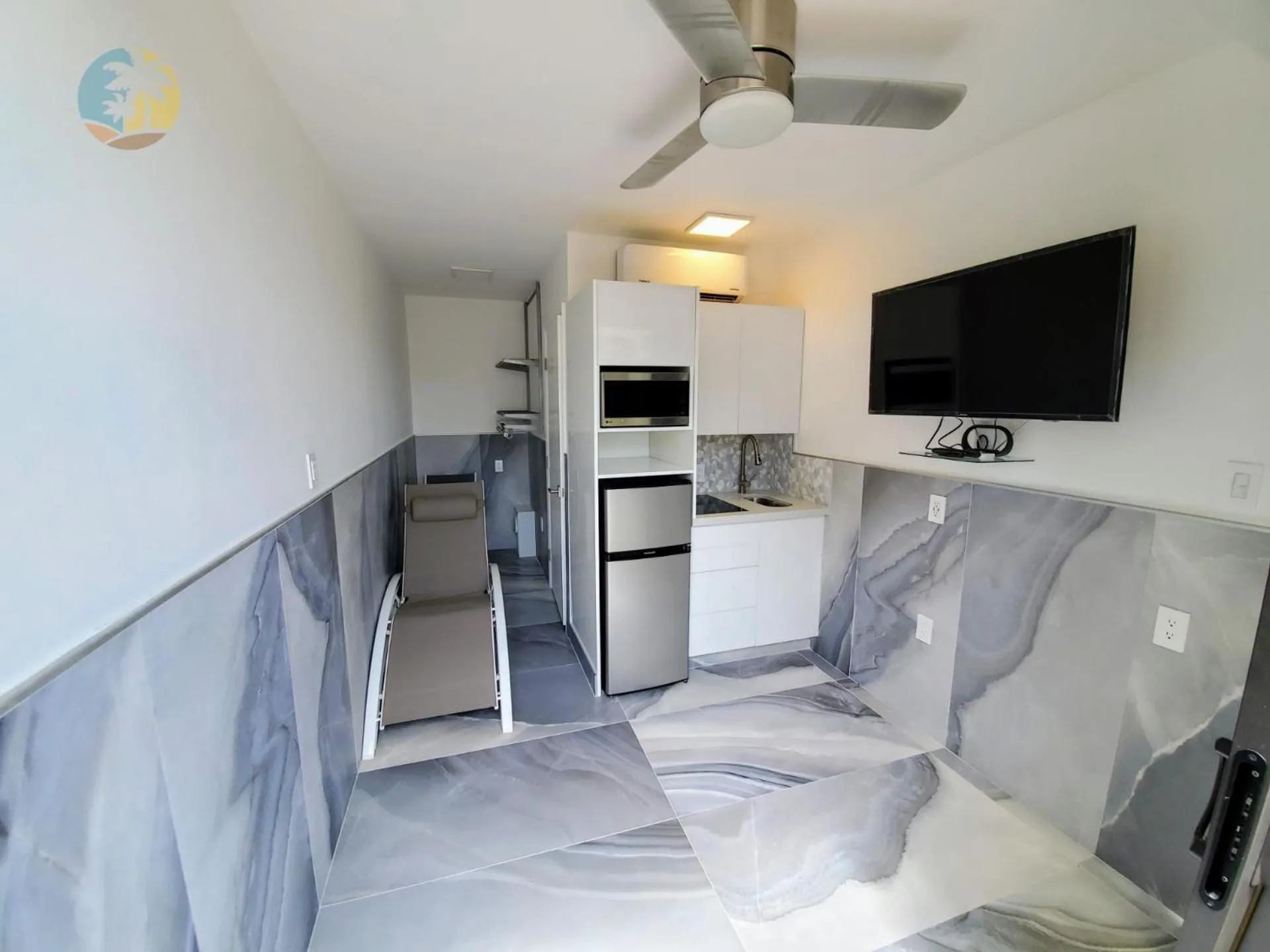 Deluxe Beach Resort - HORA RENTALS