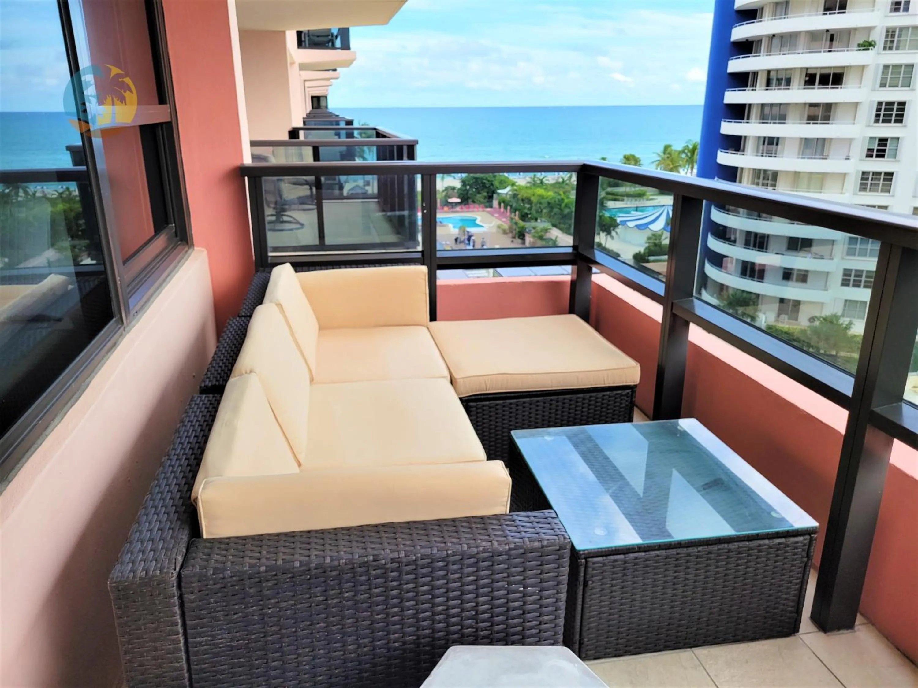 Deluxe Beach Resort - HORA RENTALS