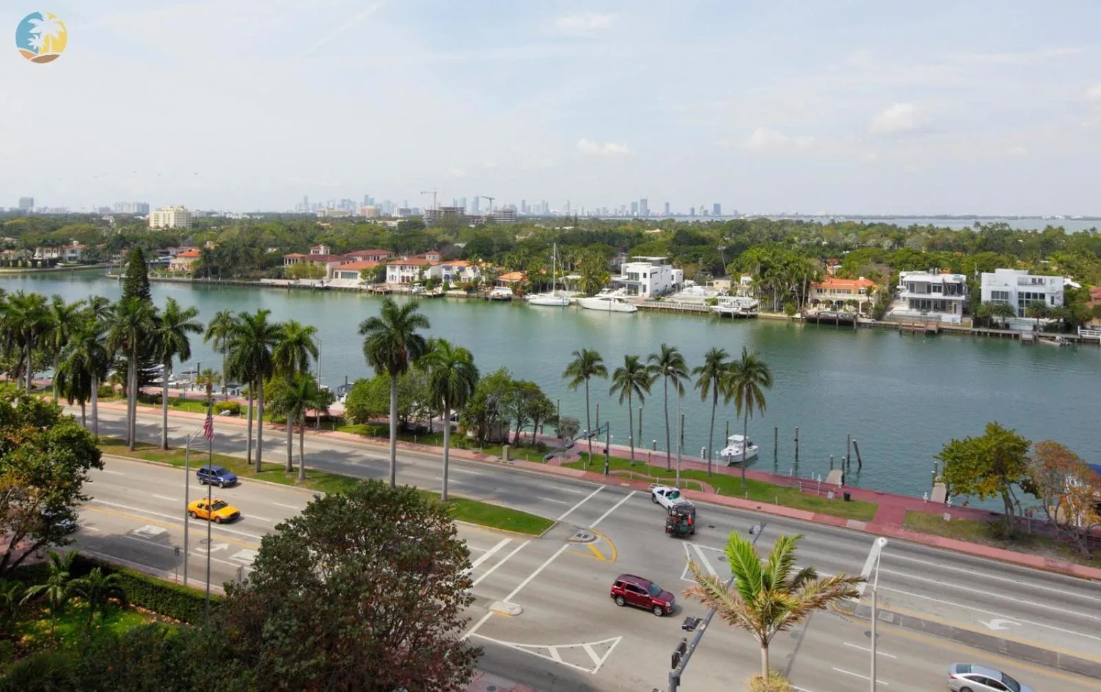 Deluxe Beach Resort - HORA RENTALS