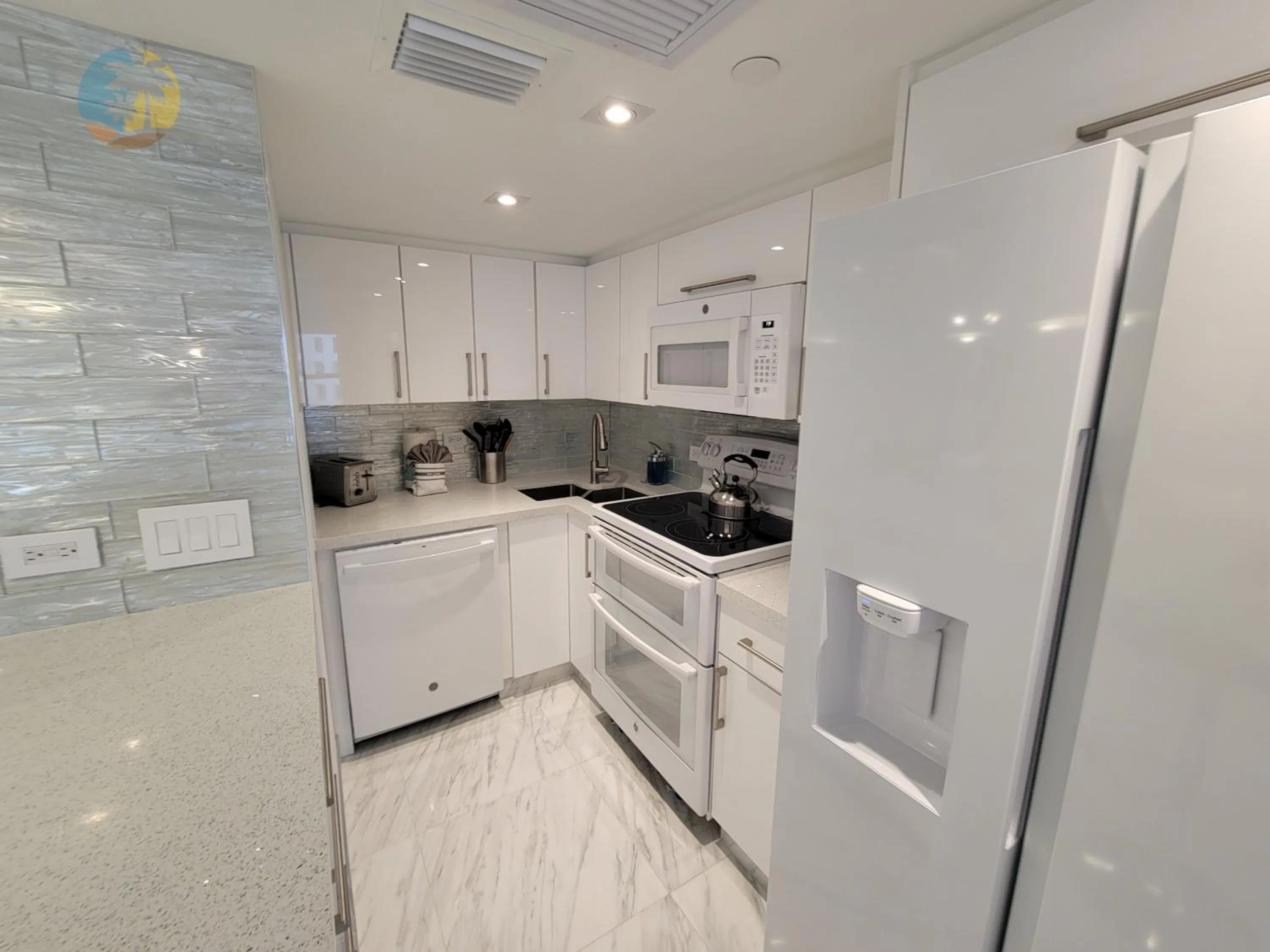 Deluxe Beach Resort - HORA RENTALS