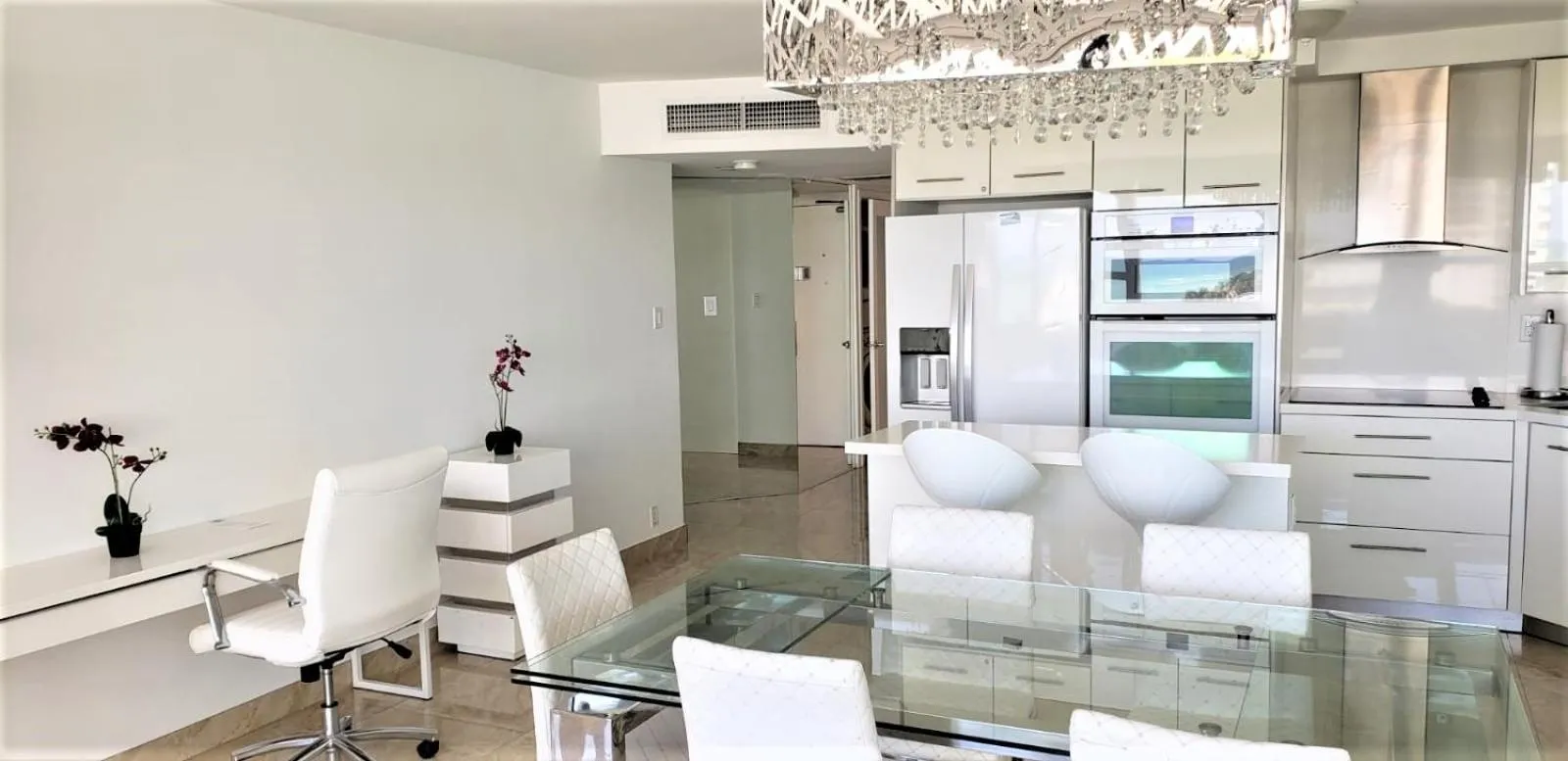 Deluxe Beach Resort - HORA RENTALS