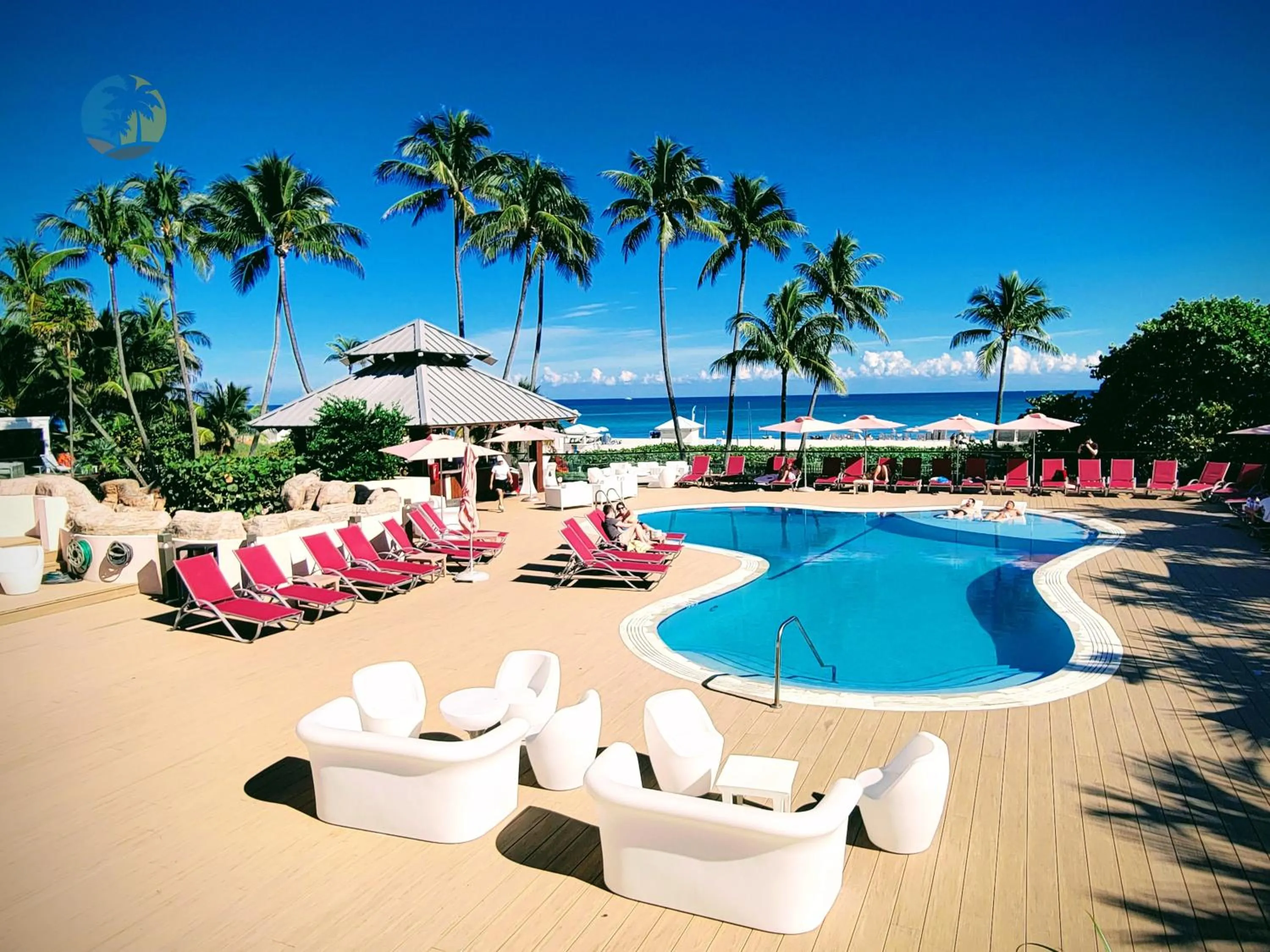 Deluxe Beach Resort - HORA RENTALS