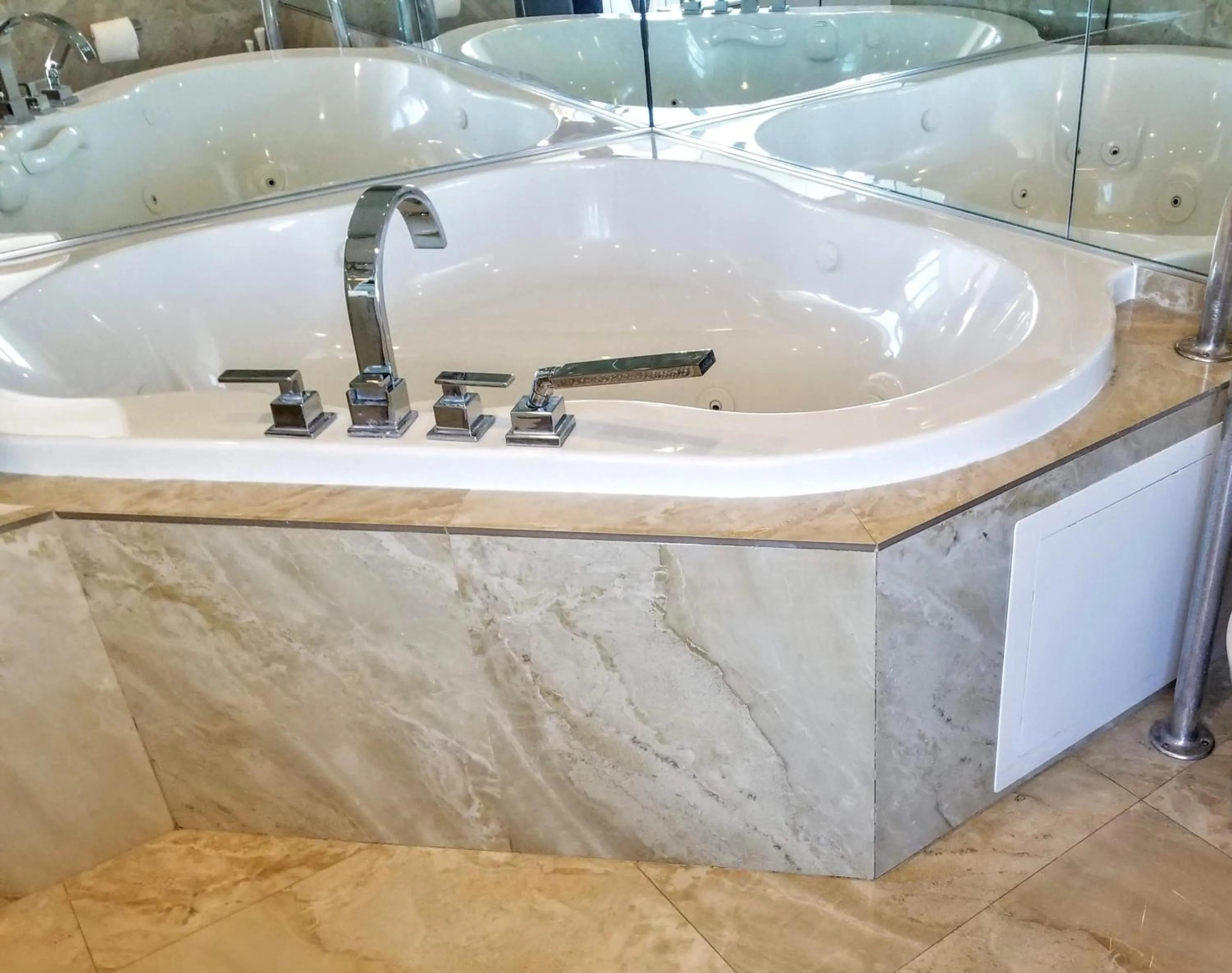 Deluxe Beach Resort - HORA RENTALS