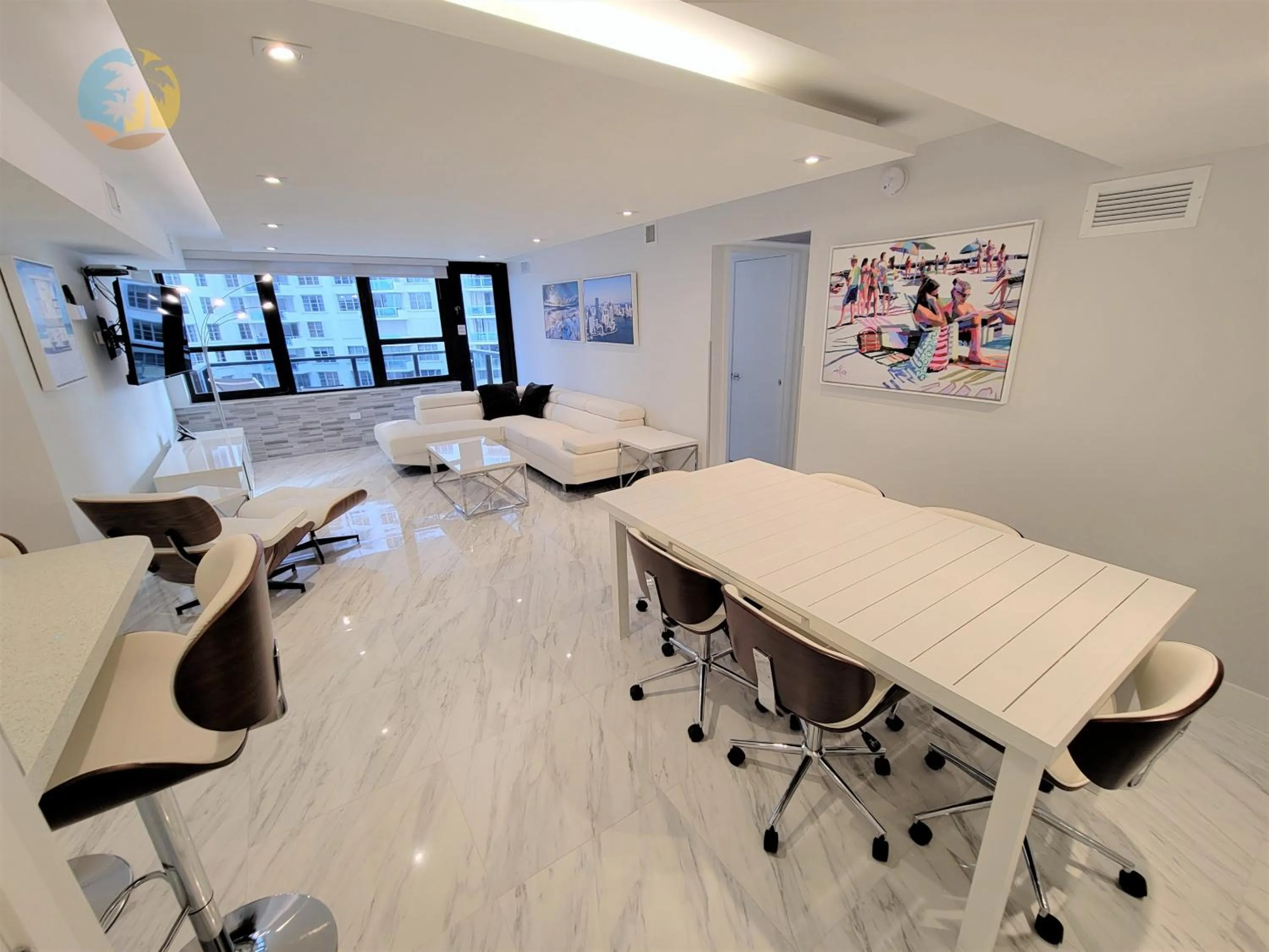 Deluxe Beach Resort - HORA RENTALS