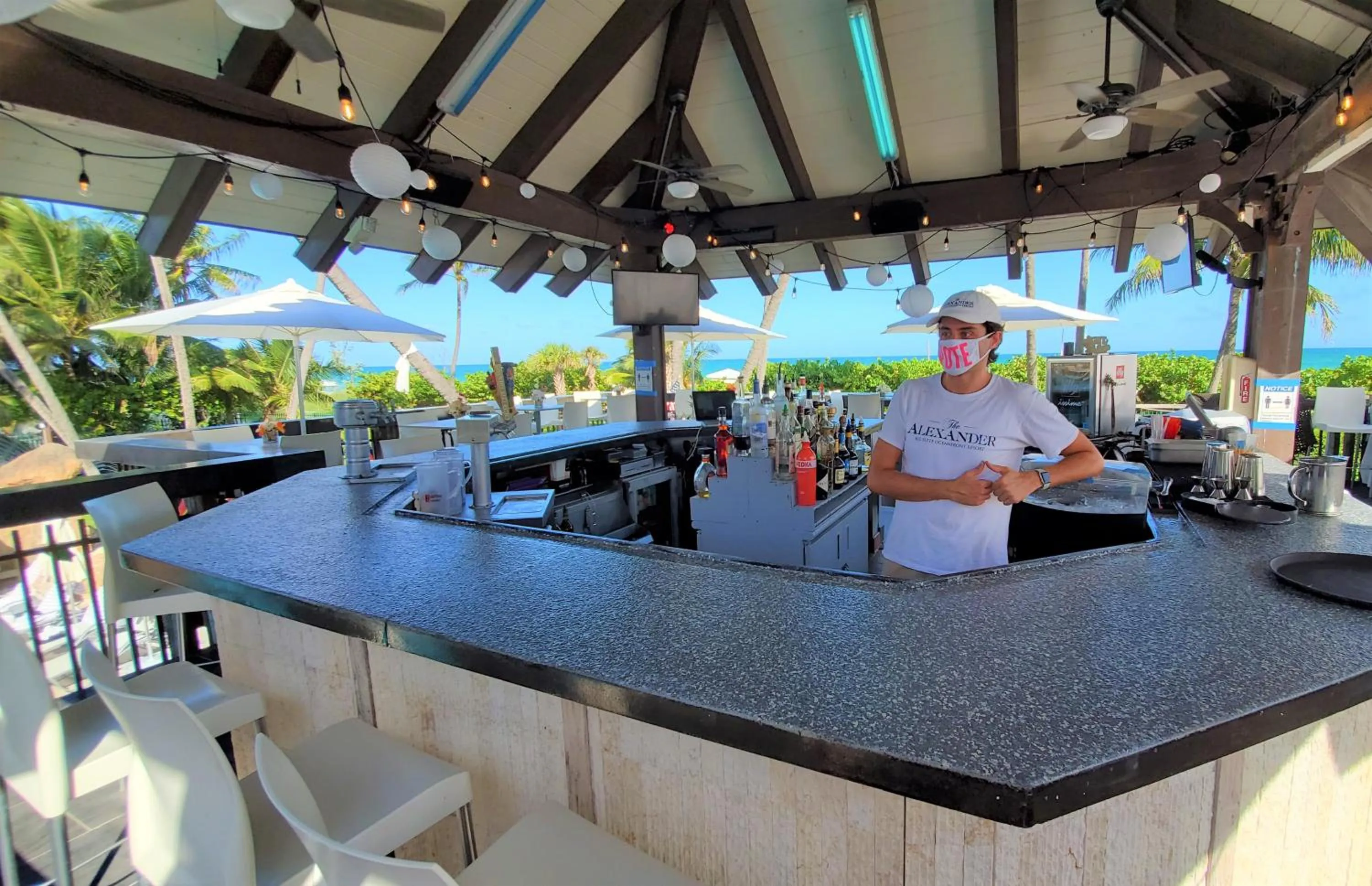 Deluxe Beach Resort - HORA RENTALS