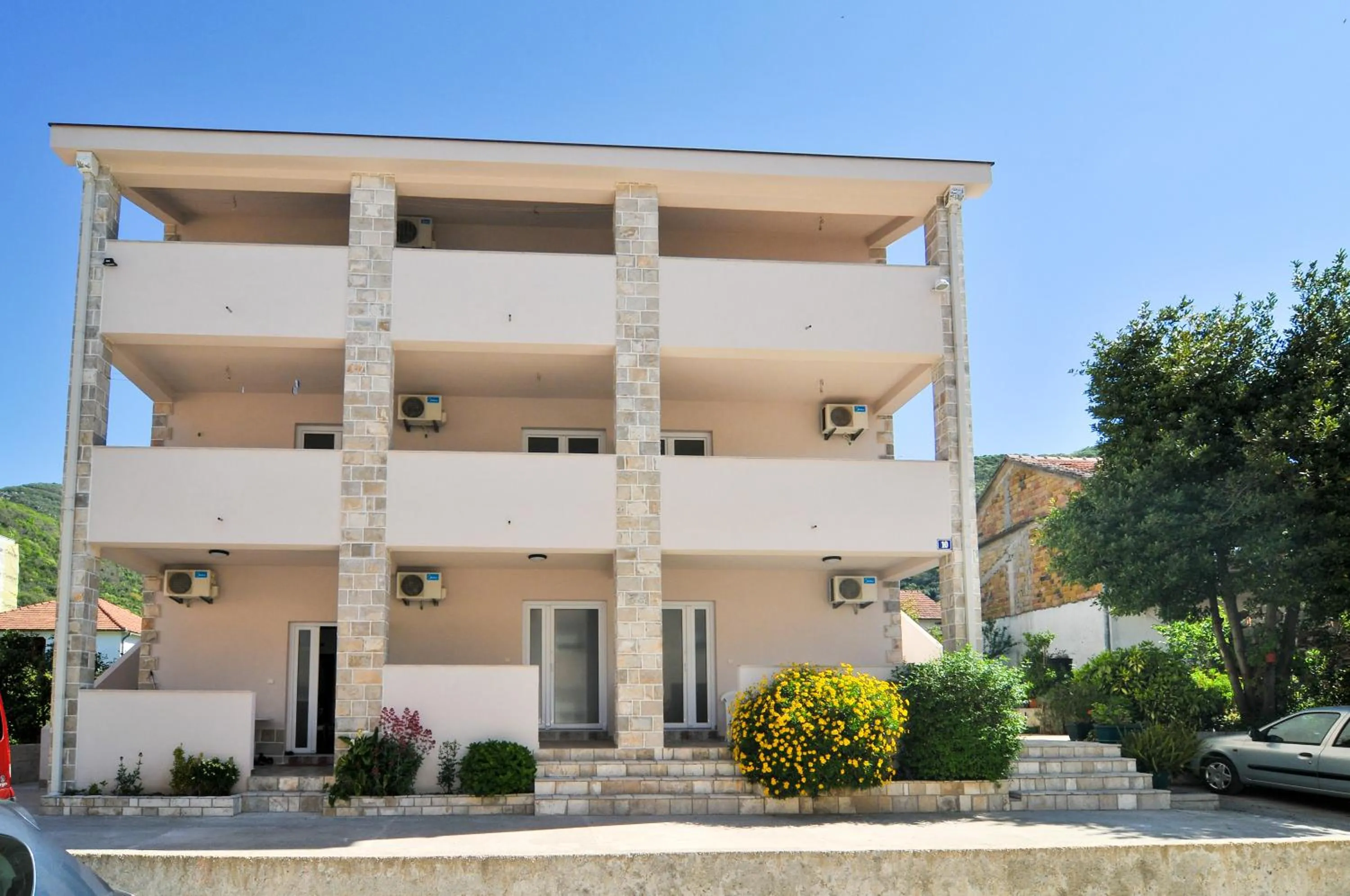 Facade/entrance in Apartments Samardžić