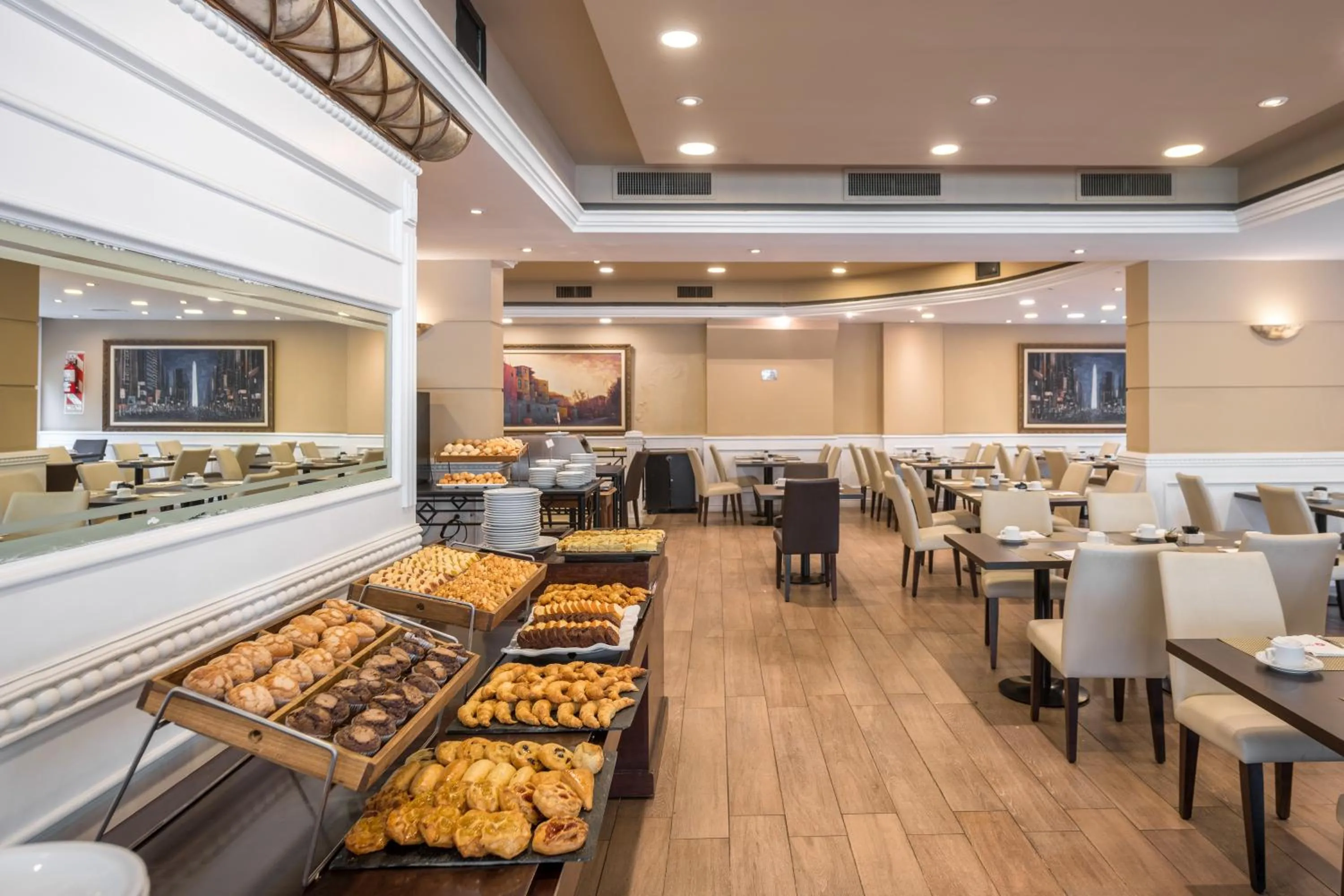 Restaurant/places to eat in Exe Hotel Colón