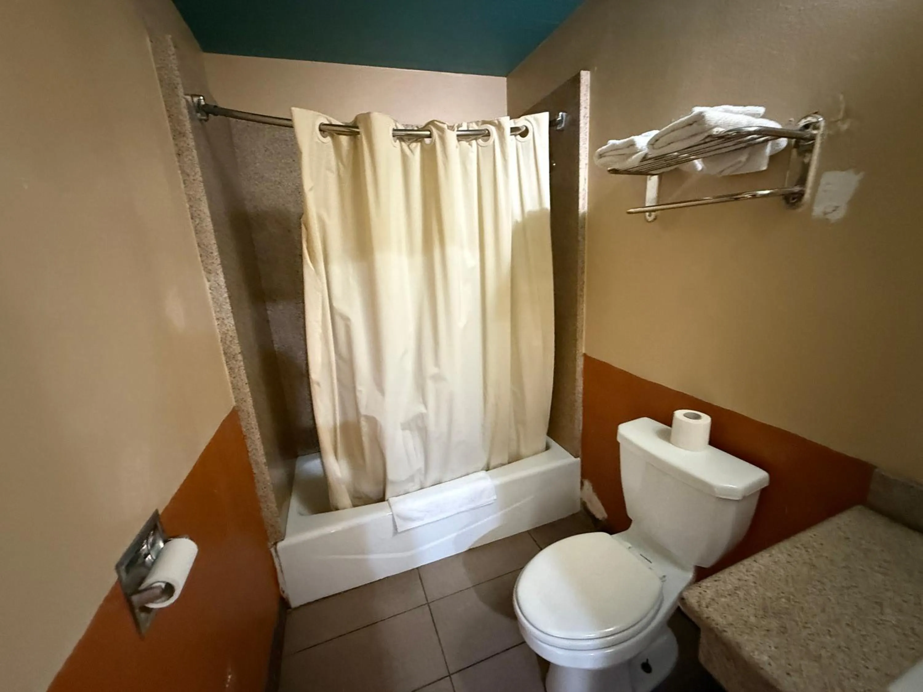 Bathroom in Rocky Inn Motel Long Beach, CA