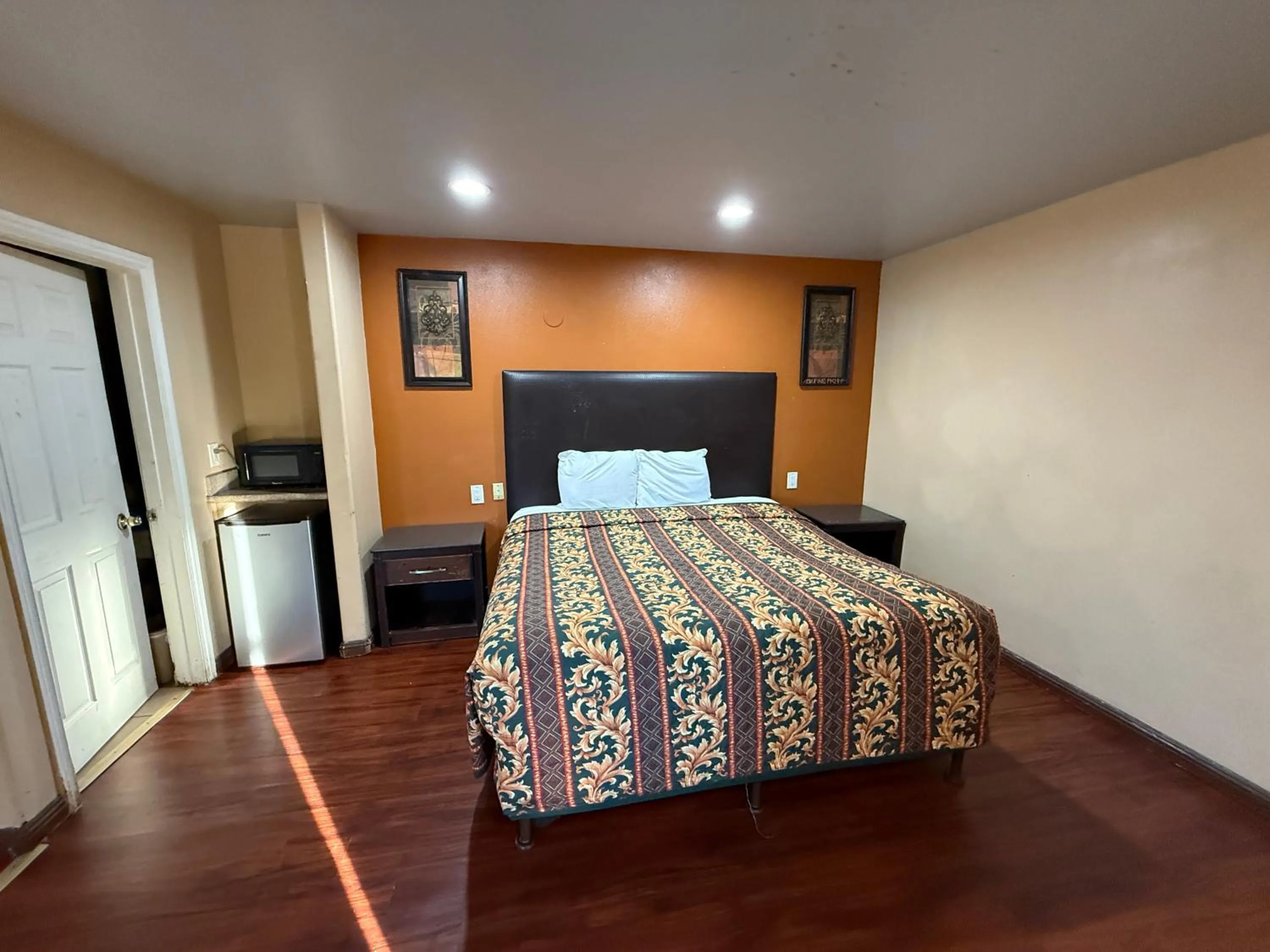 Bedroom, Bed in Rocky Inn Motel Long Beach, CA