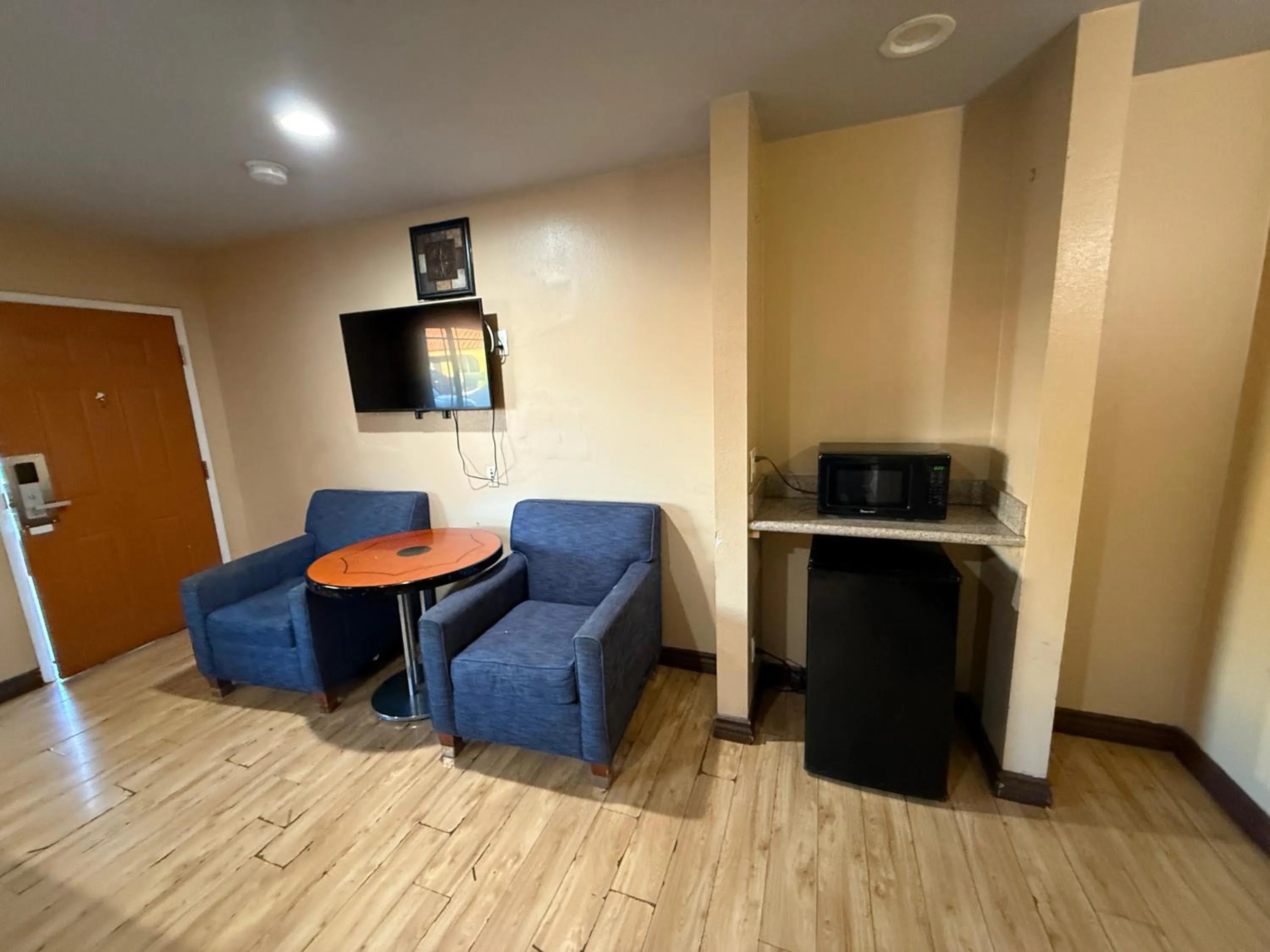 Area and facilities in Rocky Inn Motel Long Beach, CA